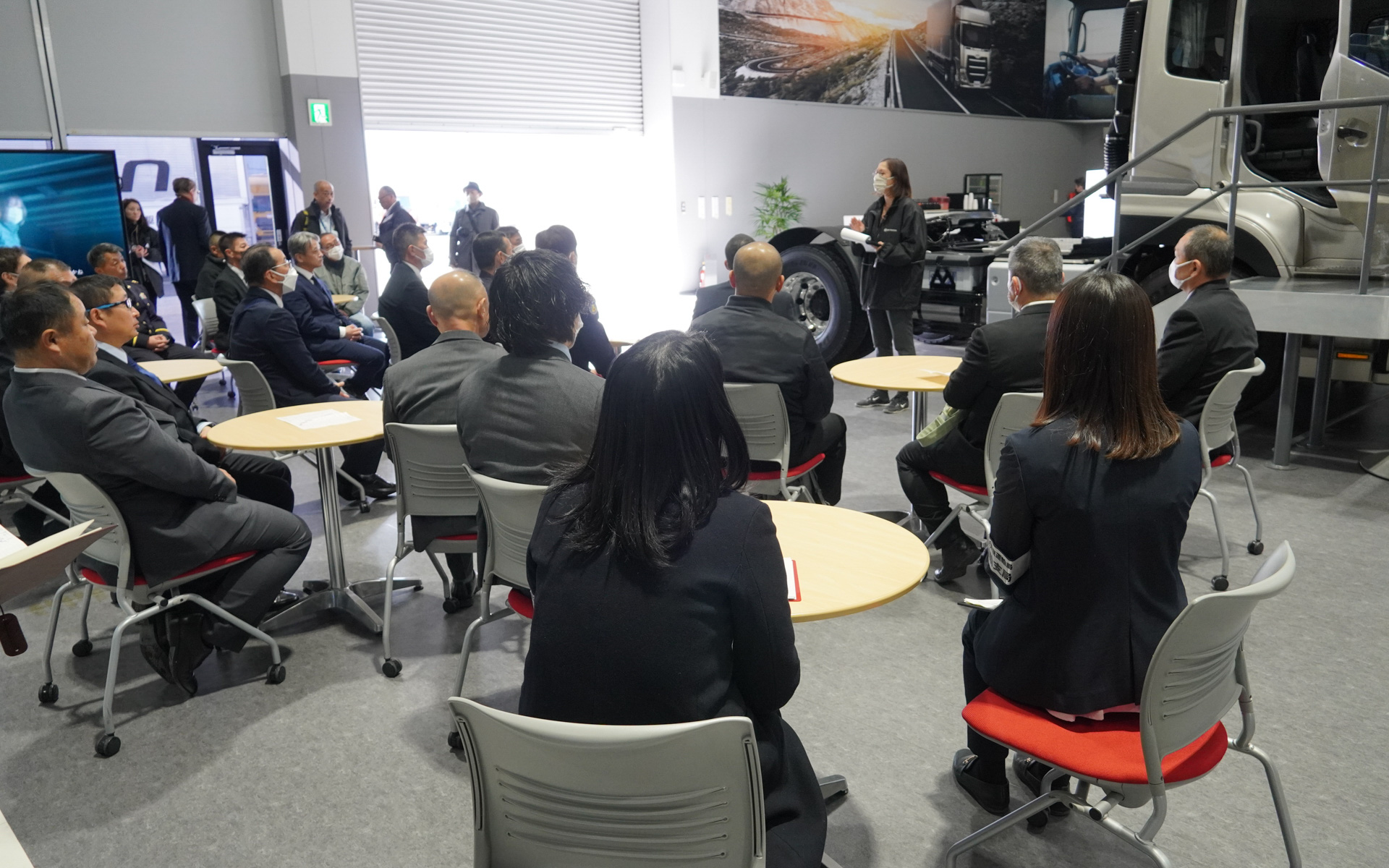 運転体験前にUDトラックスから説明