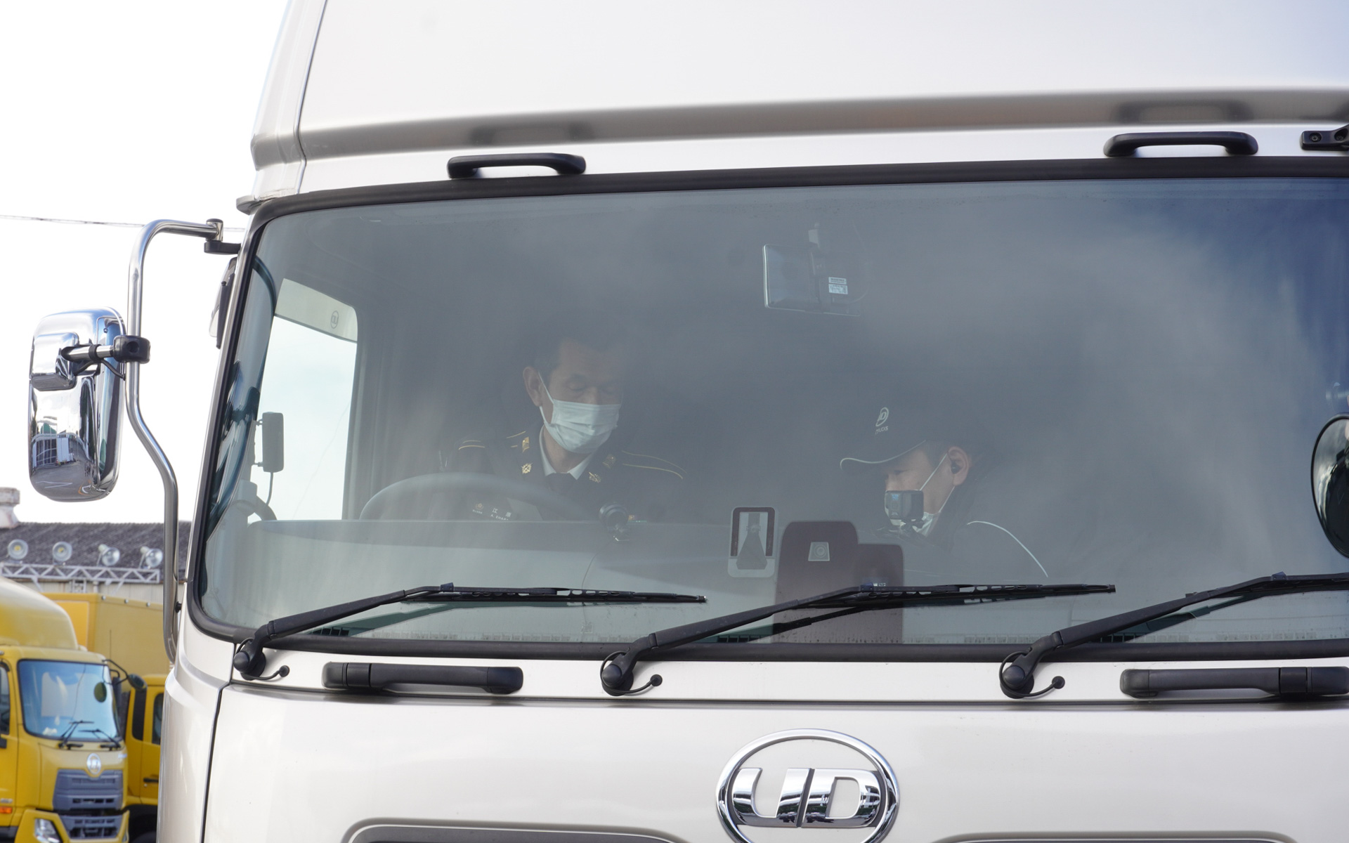 自衛官が自らステアリングを握り、運転体験を行なった