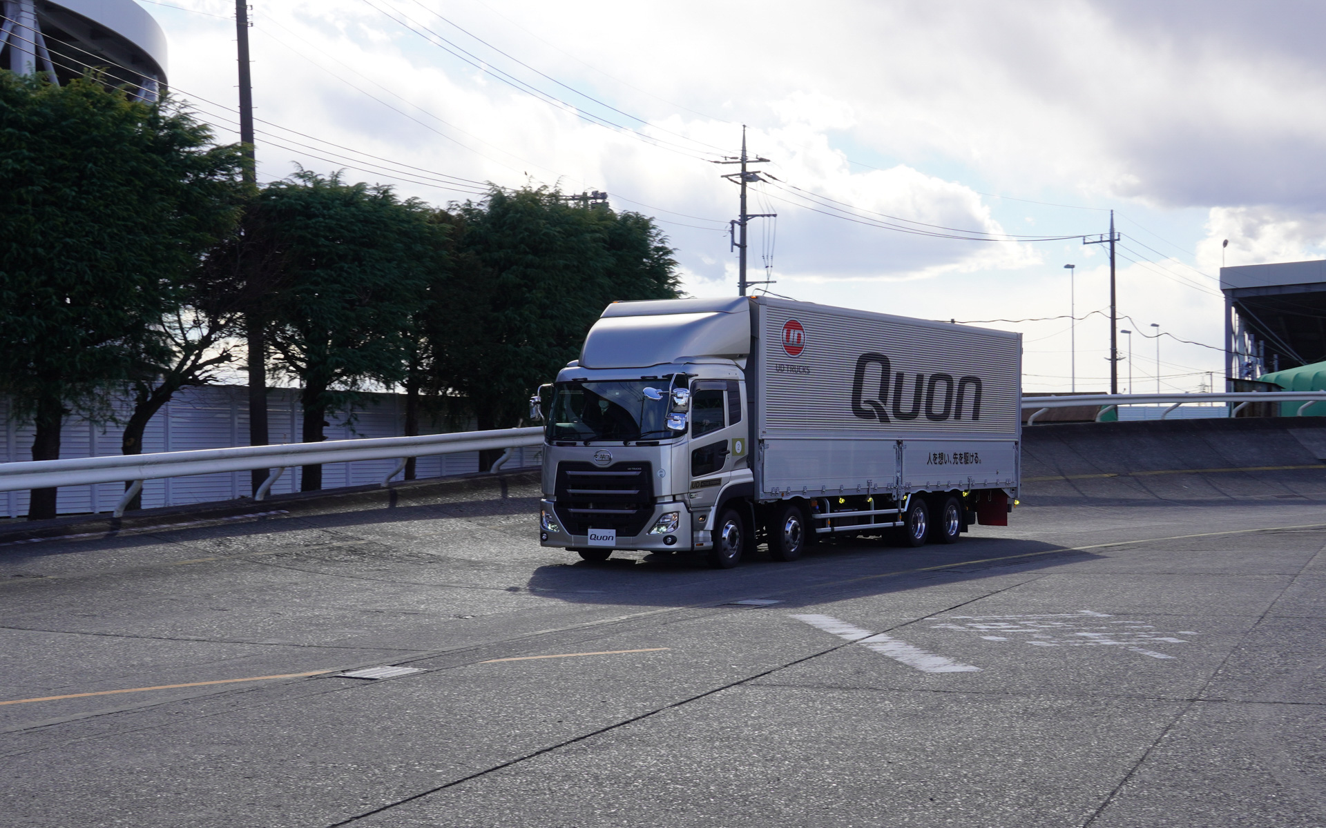 運転体験中のUD・クオン