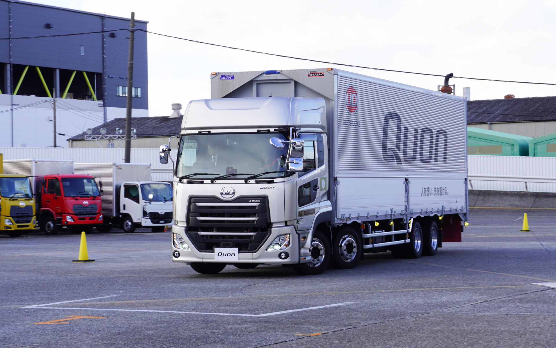 黄色パイロンの間を走るS字コース