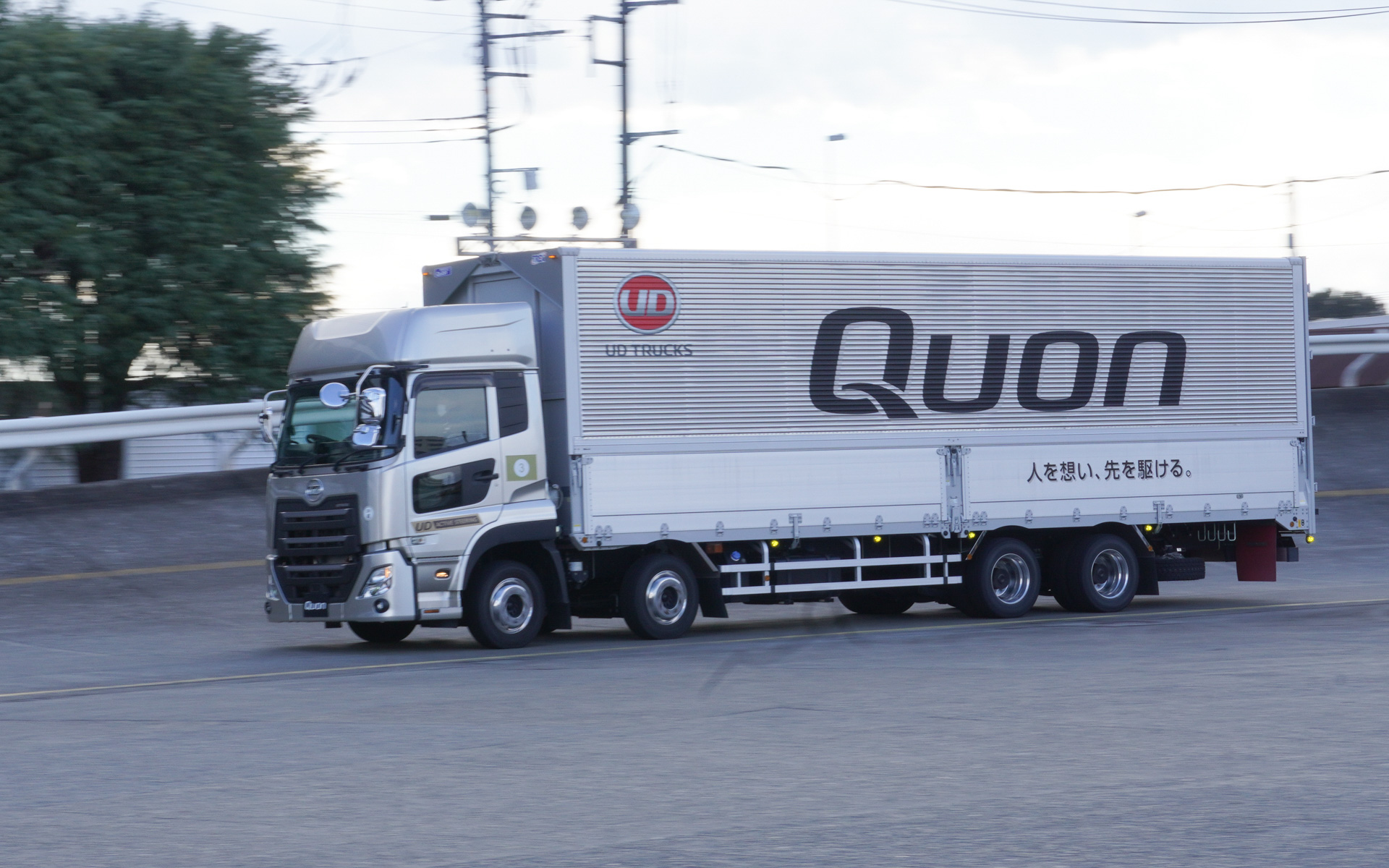 走行中のUD・クオン
