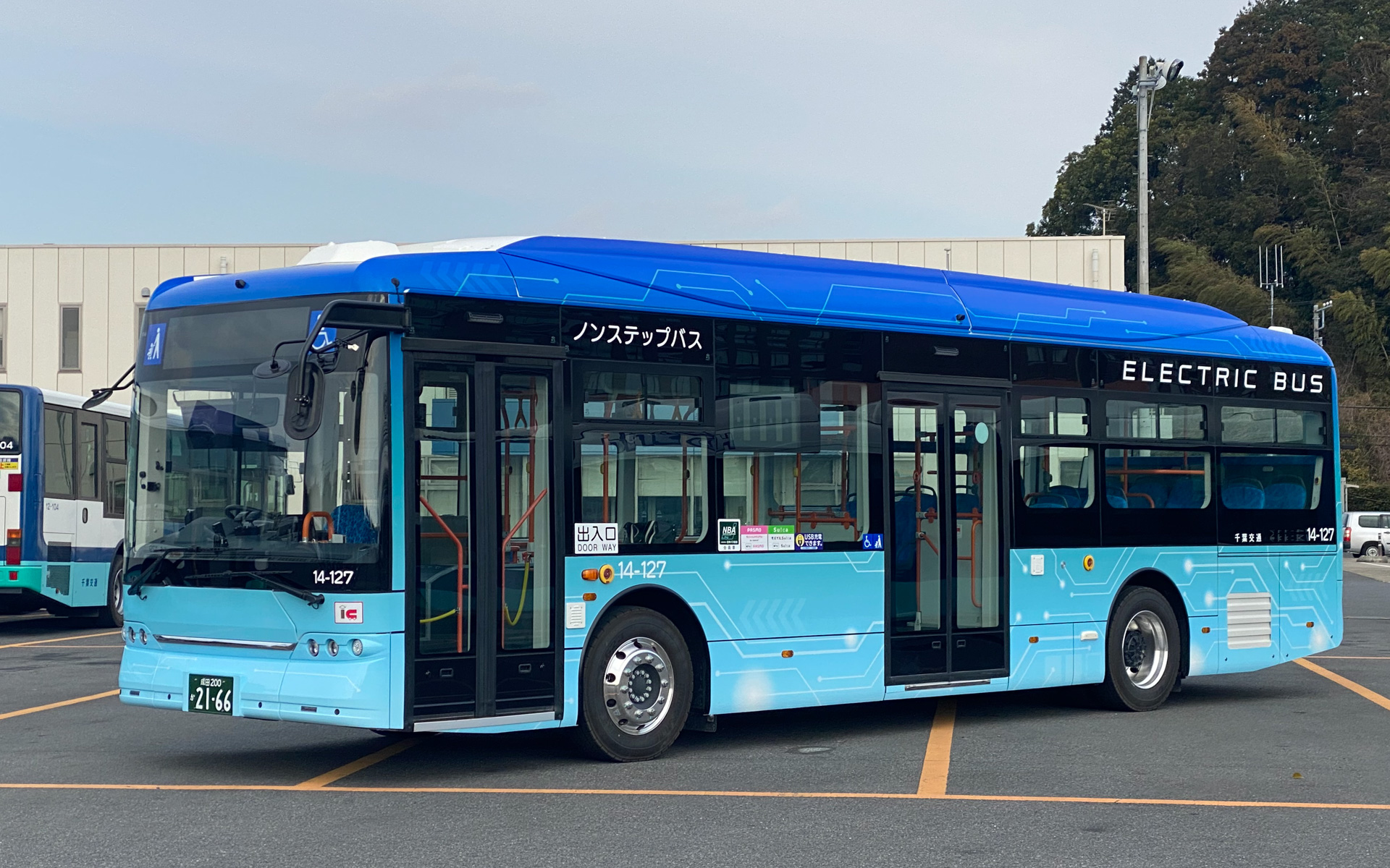 美しい青い空を守る最新テクノロジーをイメージした車両