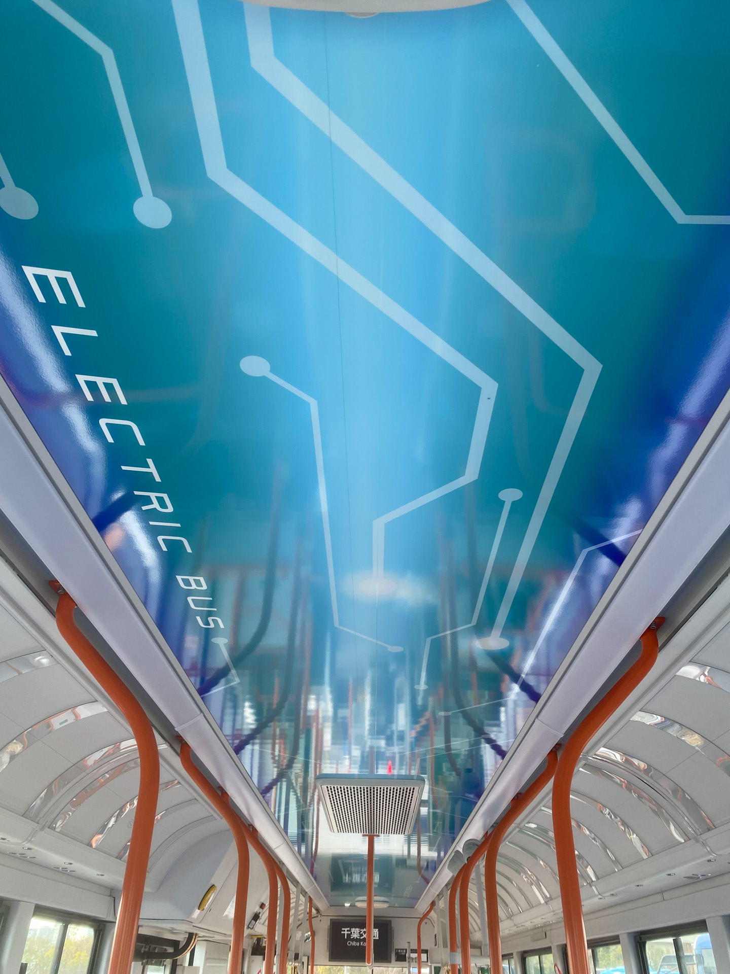 美しい青い空を守る最新テクノロジーをイメージした車両