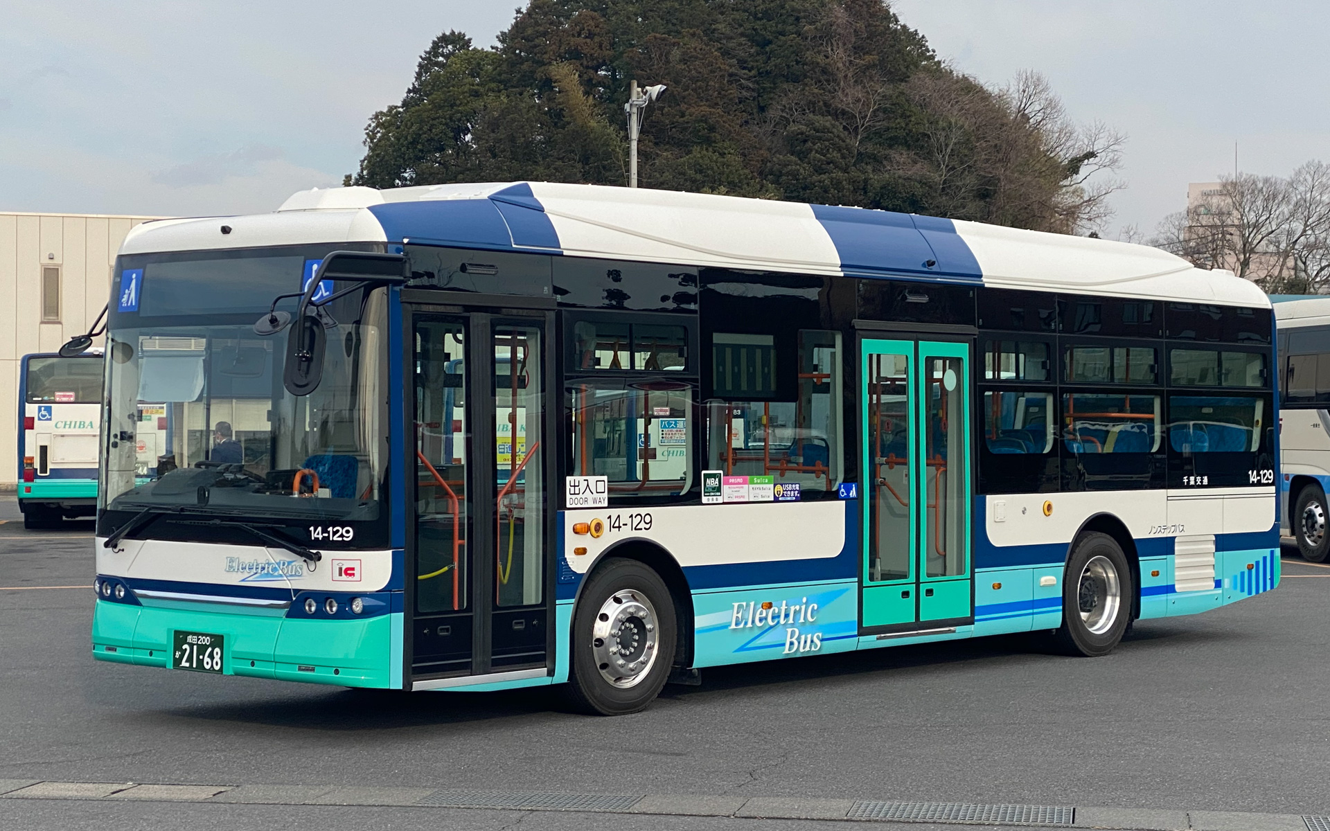 地域住民になじみのあるこれまでのデザインをベースに電気の力で颯爽と駆け抜けるバスをイメージした車両