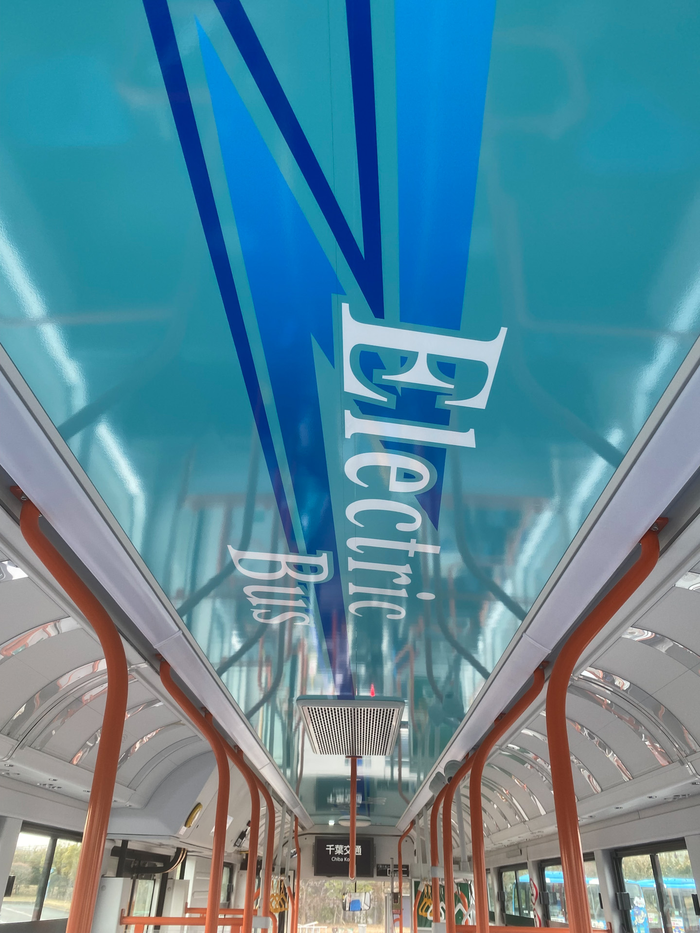 地域住民になじみのあるこれまでのデザインをベースに電気の力で颯爽と駆け抜けるバスをイメージした車両