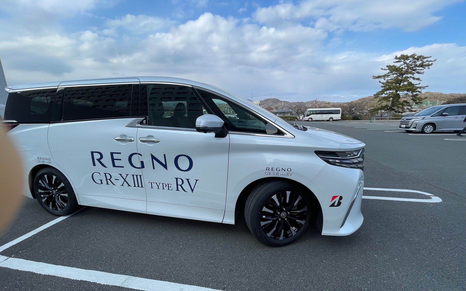 レグノ GR-XIII TYPE RVを履いたLクラスミニバンの代表選手アルファード