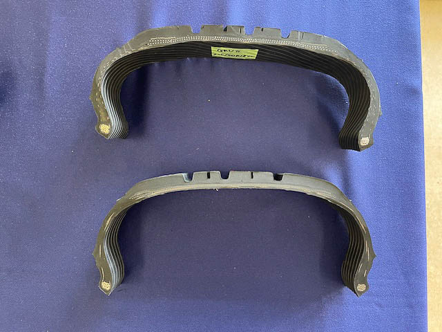 上がGR-XII、下がGR-XIII。スチールベルトでもシンプルになっているのが分かる