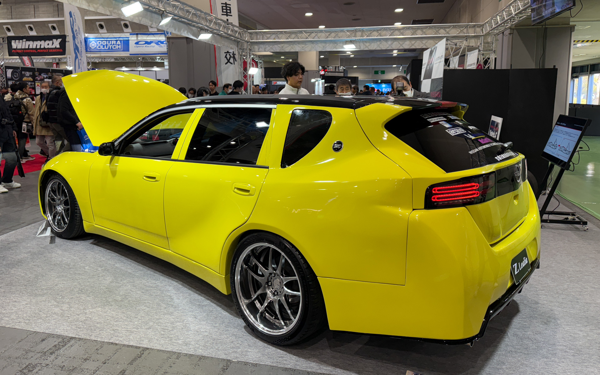 リアフェンダーをワイド化することで、フェアレディZらしい筋肉質で迫力のあるリアフェンダーを再現。ボディカラーは、RZ34フェアレディZ発表当時のイメージカラー「イカヅチイエロー」を採用