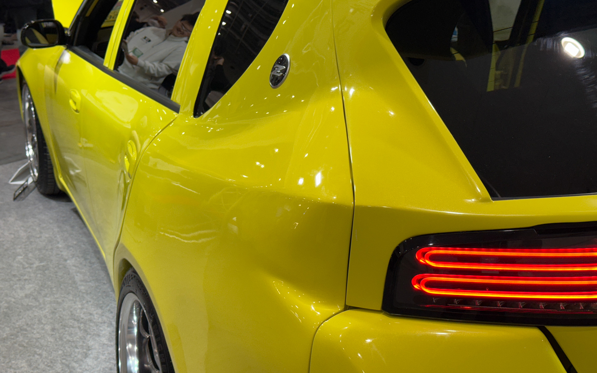 リアフェンダーをワイド化することで、フェアレディZらしい筋肉質で迫力のあるリアフェンダーを再現。ボディカラーは、RZ34フェアレディZ発表当時のイメージカラー「イカヅチイエロー」を採用