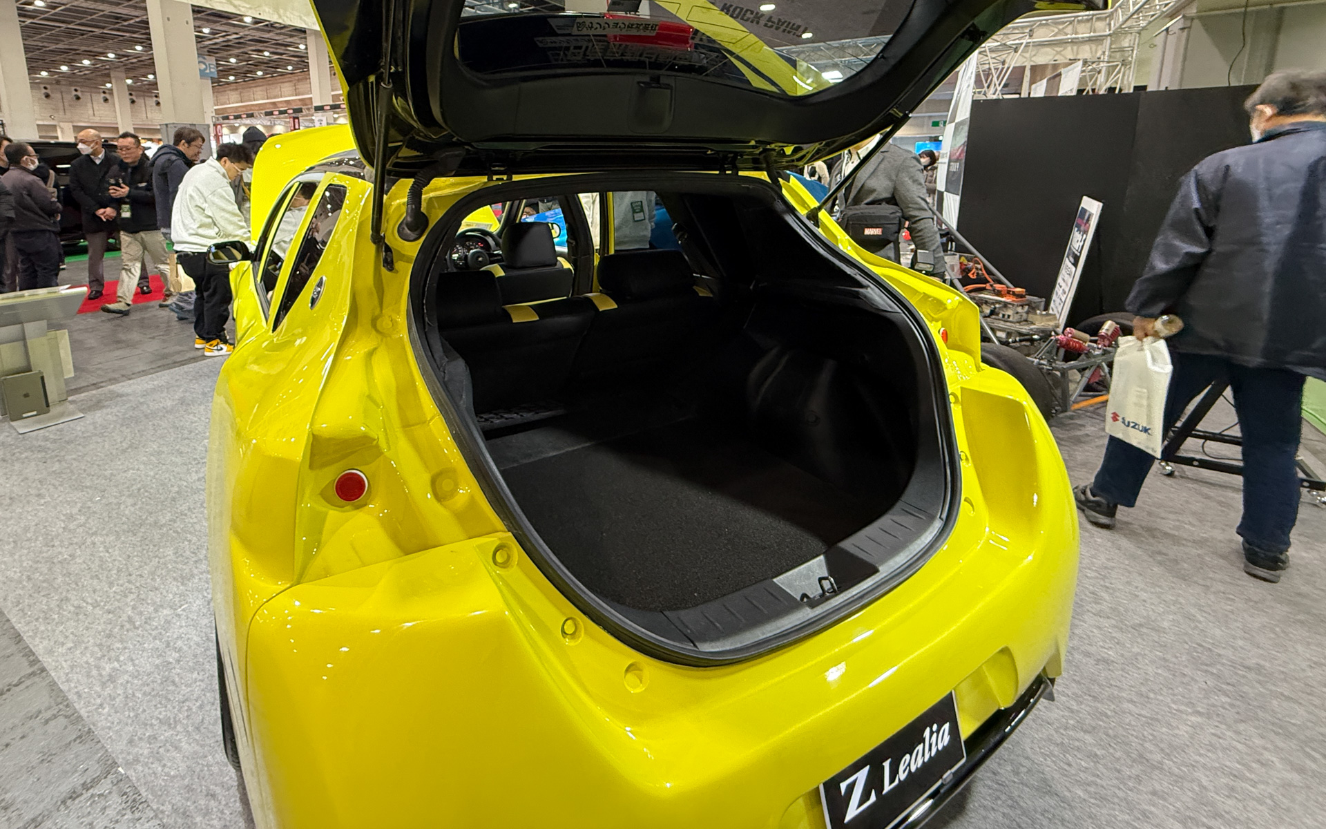 ベース車両はM35型「ステージア」で、最新のRZ34型「フェアレディZ」のような流麗なデザインを実現するために、リアまわりはフェンダーやルーフを一部切断し、日産「リーフ」のリア部分を丸ごと取り付けて溶接