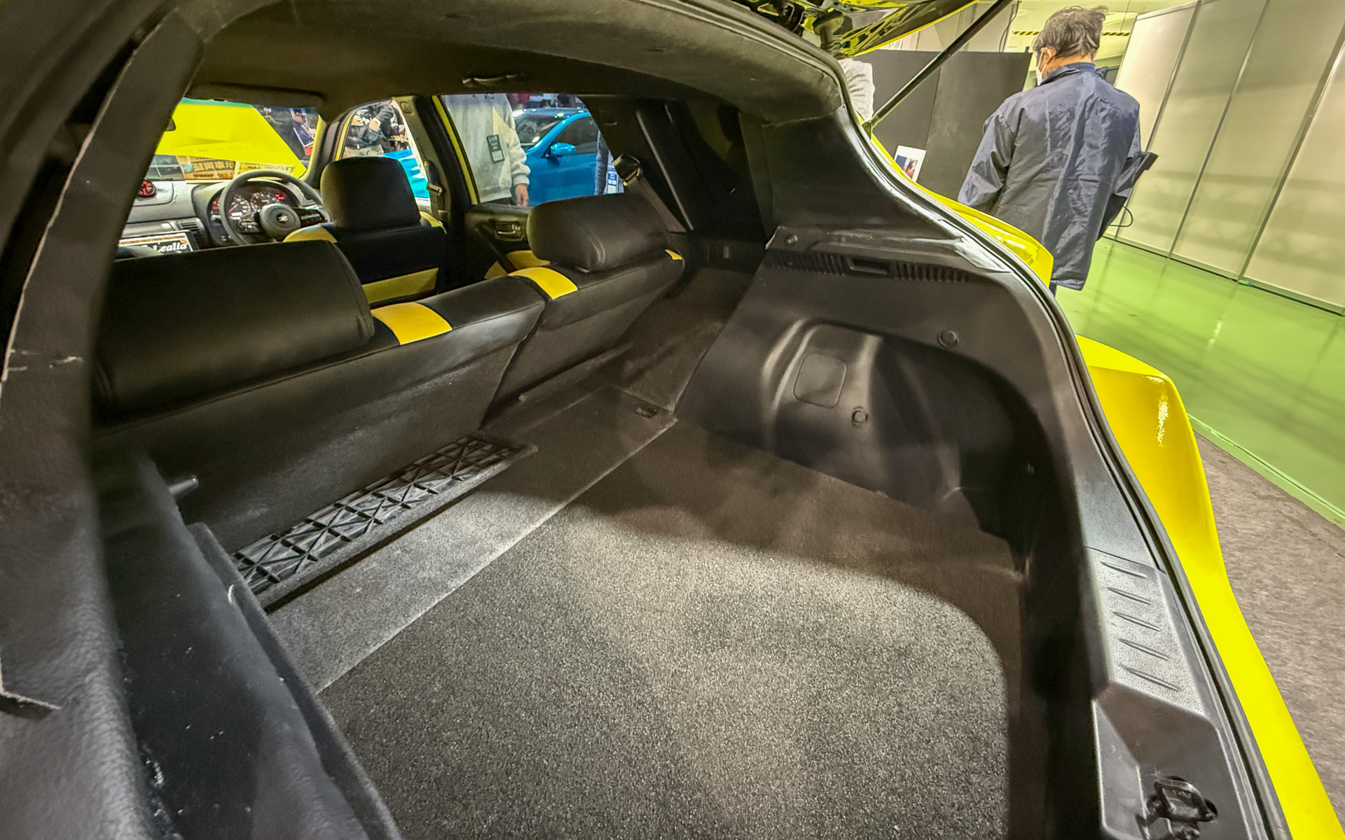 ベース車両はM35型「ステージア」で、最新のRZ34型「フェアレディZ」のような流麗なデザインを実現するために、リアまわりはフェンダーやルーフを一部切断し、日産「リーフ」のリア部分を丸ごと取り付けて溶接