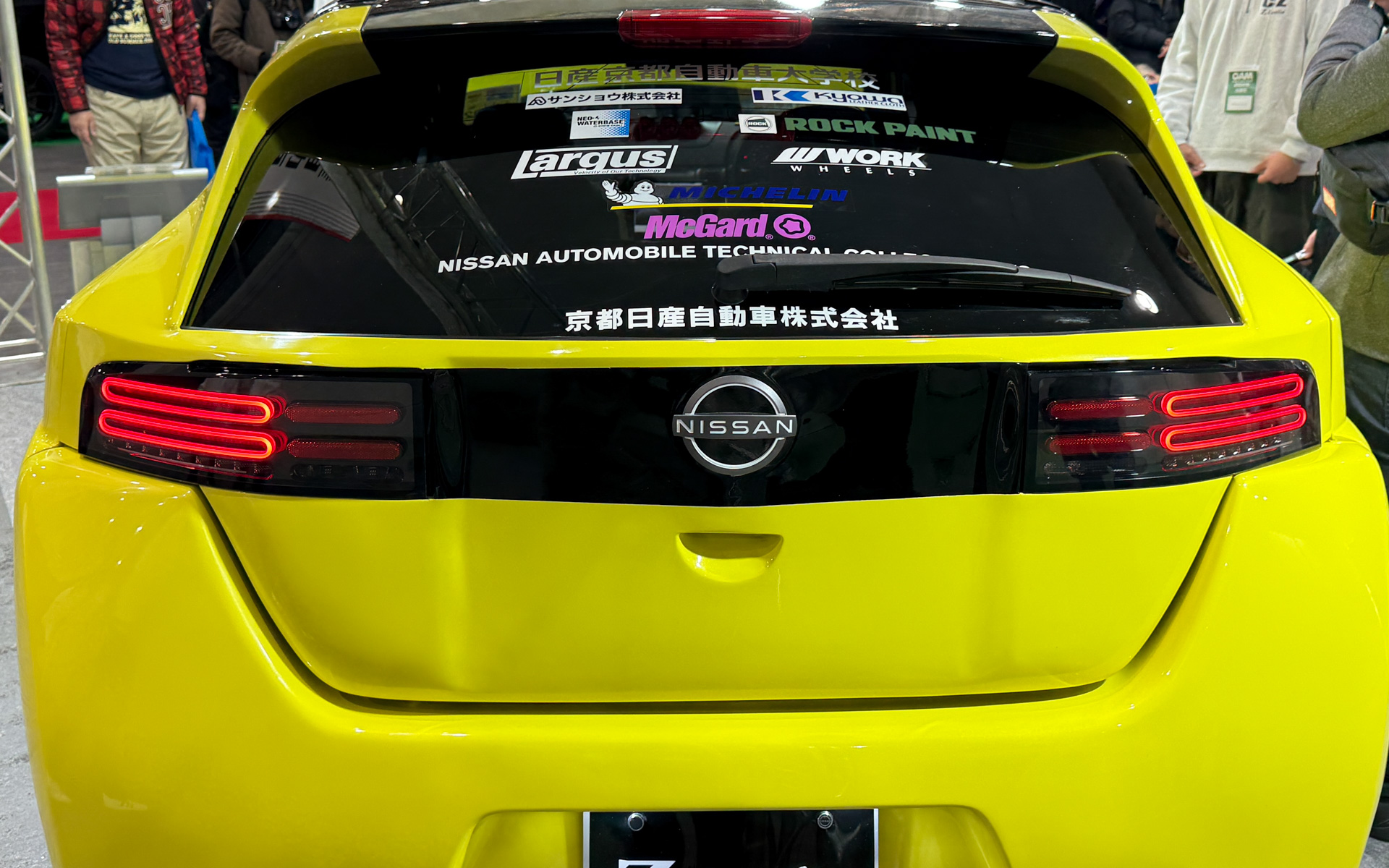 リアフェンダーをワイド化することで、フェアレディZらしい筋肉質で迫力のあるリアフェンダーを再現。ボディカラーは、RZ34フェアレディZ発表当時のイメージカラー「イカヅチイエロー」を採用