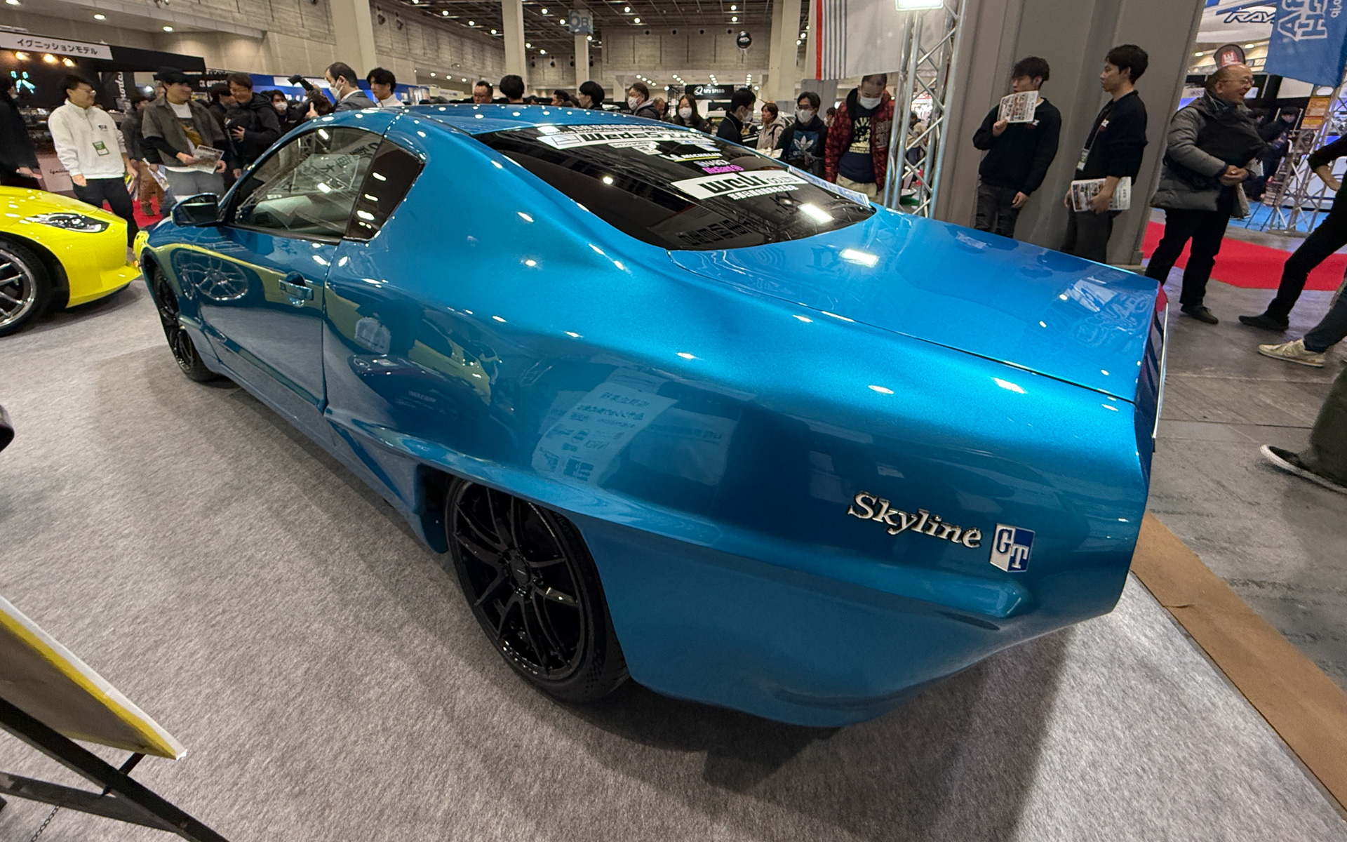 ケンメリの部品やデザインをそのまま流用するだけではなく、ケンメリらしさを残しながらも今の時代に合ったスタイルを探求。ボディカラーは、学生が考えたオリジナルカラーの「トモアキブルー」で、ケンメリのブライトブルーメタリックをベースに、新たにパールを加え、懐かしさの中にも新しさを表現した