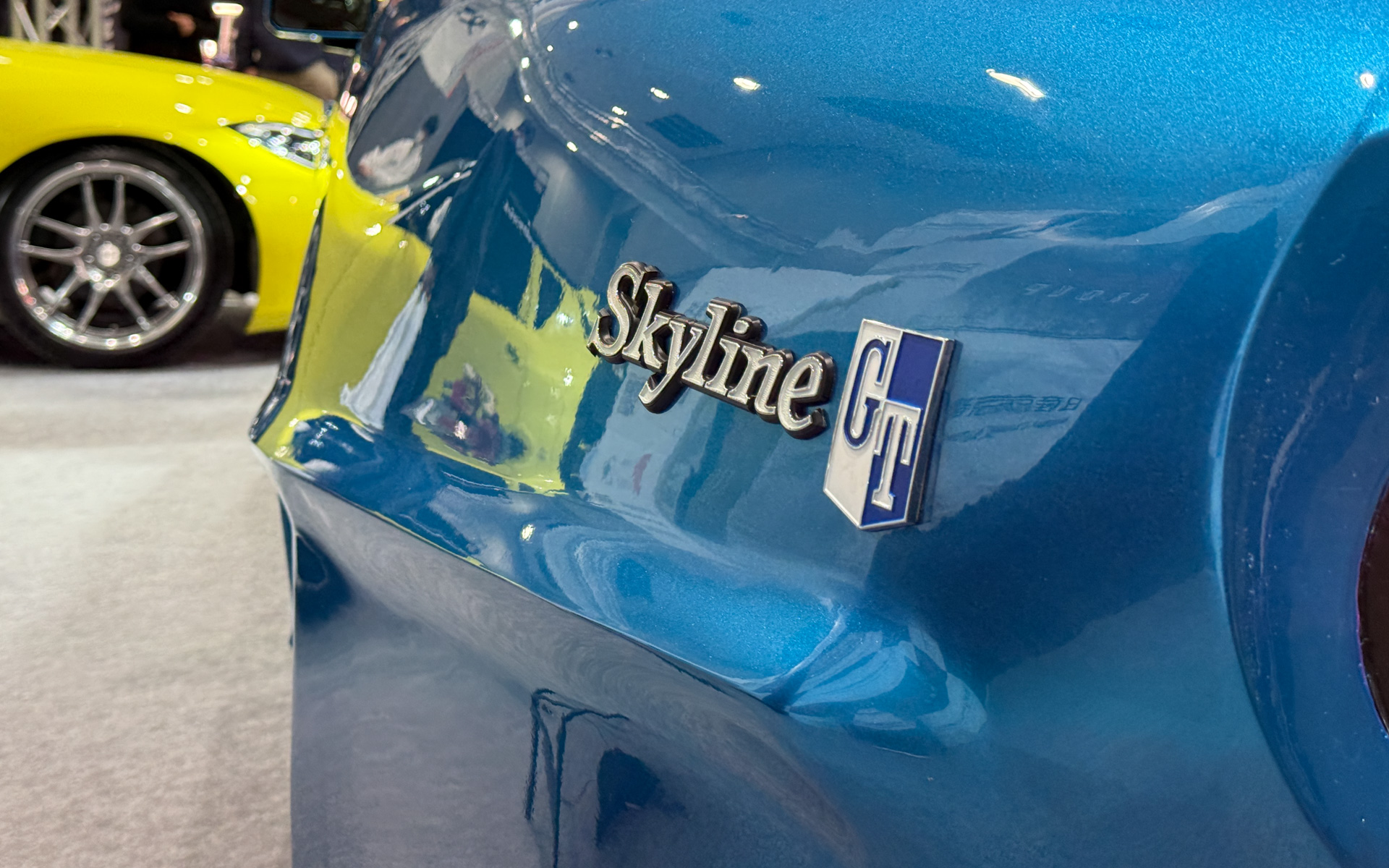 ケンメリの部品やデザインをそのまま流用するだけではなく、ケンメリらしさを残しながらも今の時代に合ったスタイルを探求。ボディカラーは、学生が考えたオリジナルカラーの「トモアキブルー」で、ケンメリのブライトブルーメタリックをベースに、新たにパールを加え、懐かしさの中にも新しさを表現した