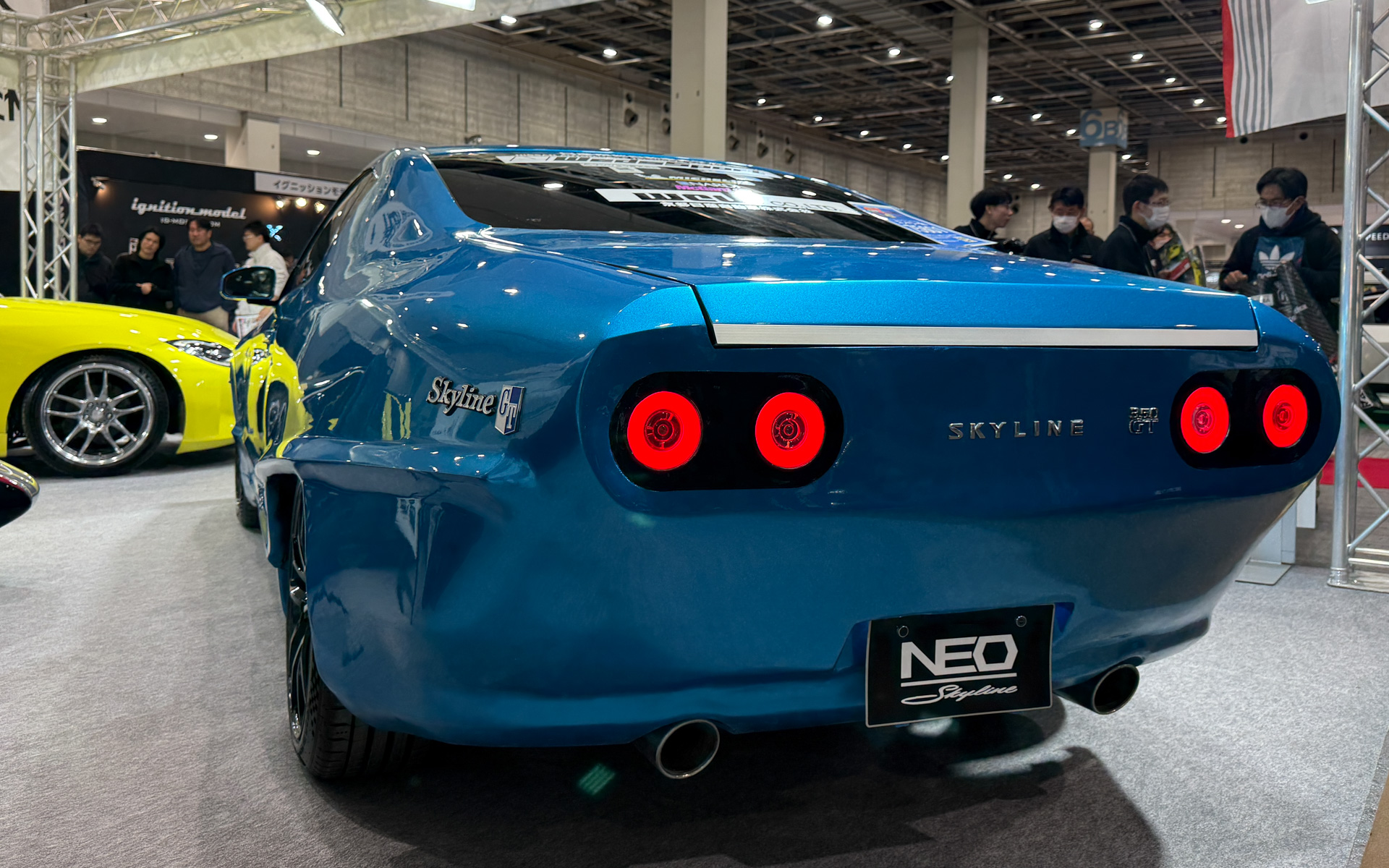 ケンメリの部品やデザインをそのまま流用するだけではなく、ケンメリらしさを残しながらも今の時代に合ったスタイルを探求。ボディカラーは、学生が考えたオリジナルカラーの「トモアキブルー」で、ケンメリのブライトブルーメタリックをベースに、新たにパールを加え、懐かしさの中にも新しさを表現した