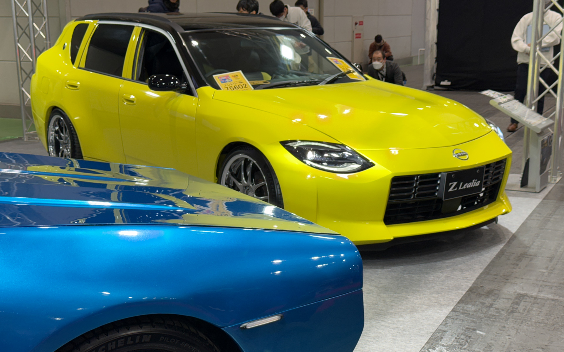 「大阪オートメッセ2025」に日産京都自動車大学校の学生が製作したカスタマイズカー「NEO SKYLINE」「Z Lealia」が登場した