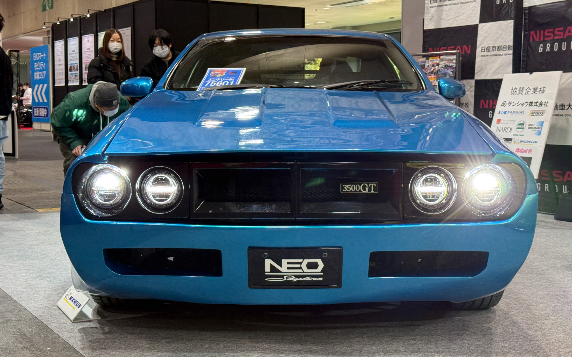 ケンメリの部品やデザインをそのまま流用するだけではなく、ケンメリらしさを残しながらも今の時代に合ったスタイルを探求。ボディカラーは、学生が考えたオリジナルカラーの「トモアキブルー」で、ケンメリのブライトブルーメタリックをベースに、新たにパールを加え、懐かしさの中にも新しさを表現した