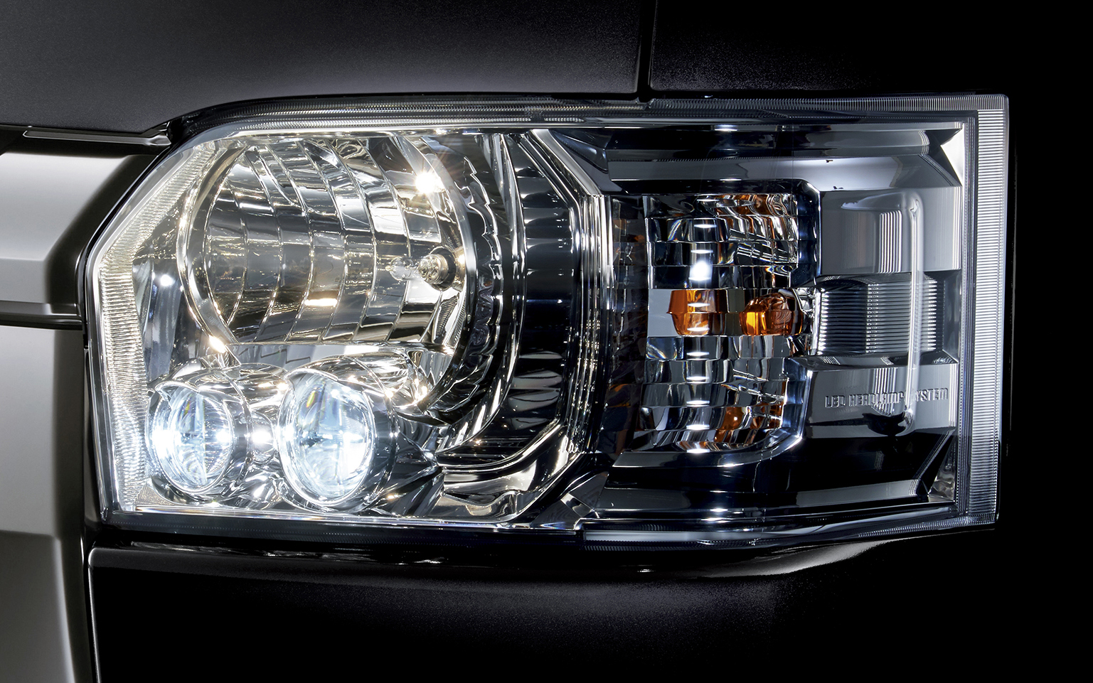 LEDヘッドライト（クリアスモーク加飾）