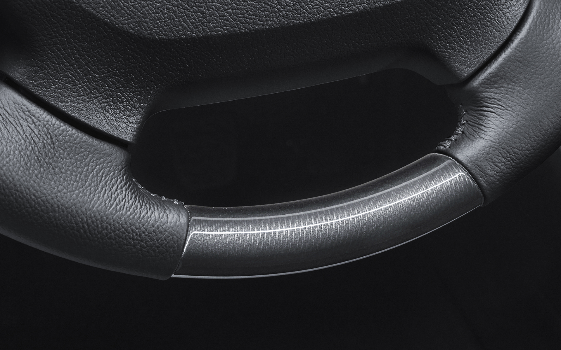 4本スポークステアリングホイール（本革巻き＋カーボン調加飾）