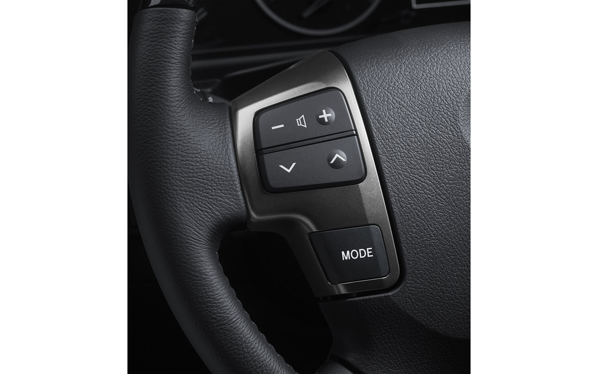 ステアリングスイッチベゼル（ダークシルバー加飾）