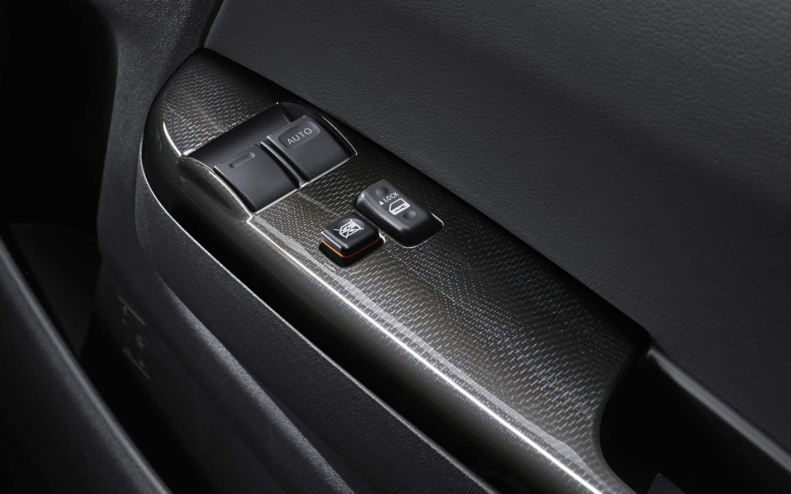 フロントドアトリム（合成皮革）・パワーウィンドウスイッチベース（カーボン調加飾）