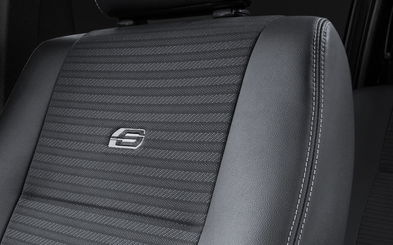 シート表皮（トリコット＋合成皮革＆ダブルステッチ）・専用刺繍ロゴ（フロントシートのみ）