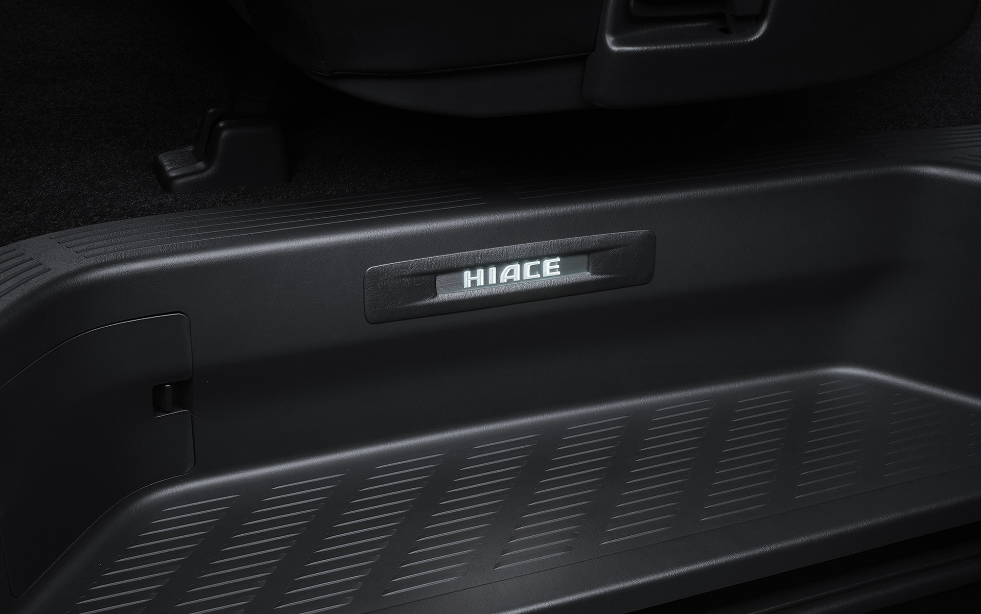 スライドドアスカッフプレート（車名ロゴ＆イルミネーション付）