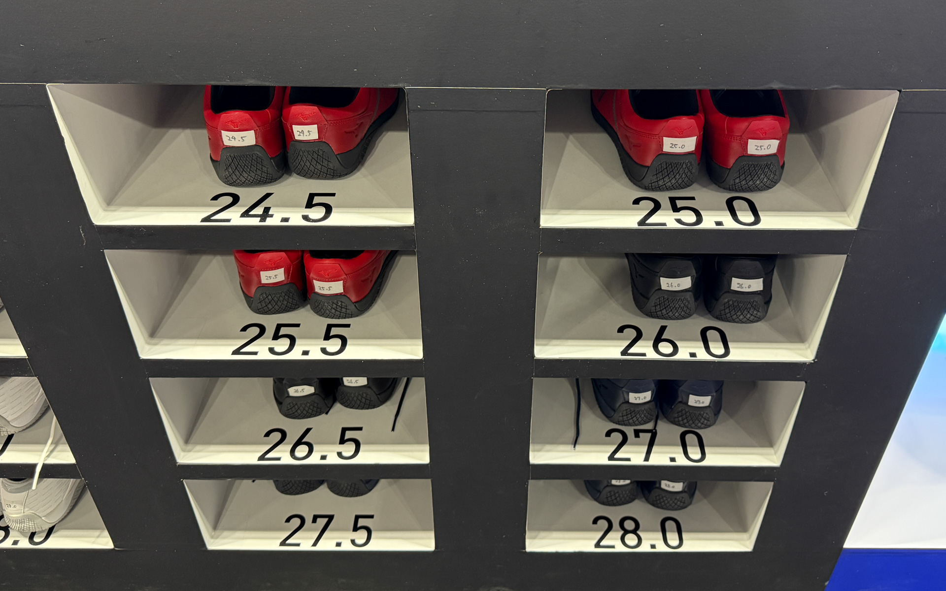 サイズは24.5〜28.0cmをラインアップ