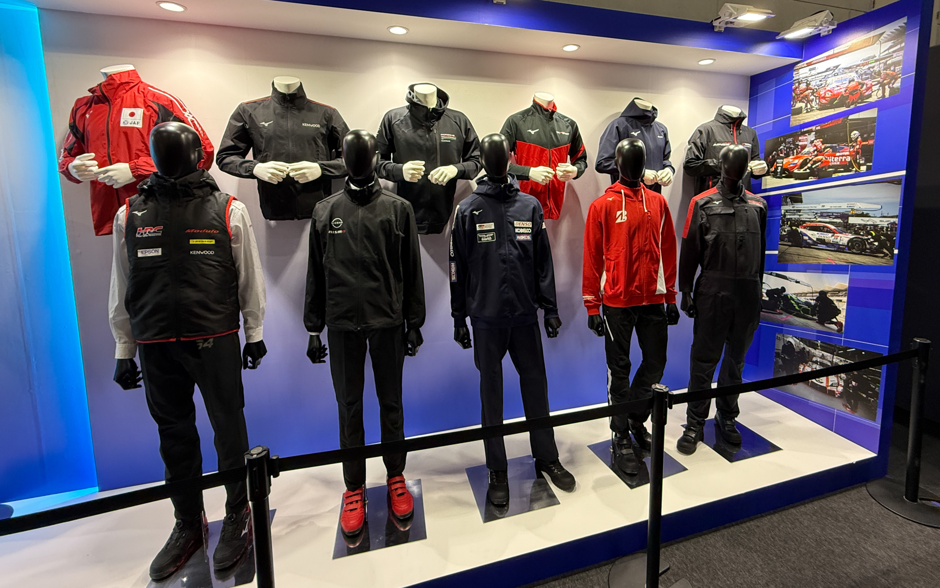 モータースポーツチームとのコラボ製品の展示も