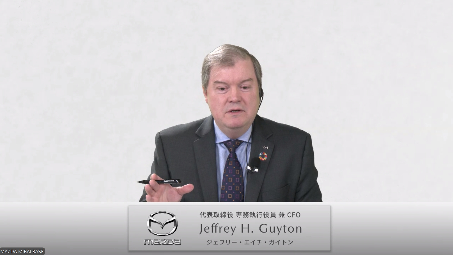 質疑応答で回答するガイトン氏