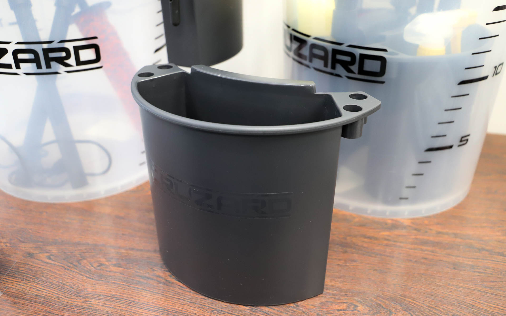 洗車バケツに引っかけられる洗車バケツポケット（798円）。推奨はCRUZARDの洗車用バケツ（20L）とのことだが、市販の洗車バケツにも取り付けできる場合がある。CRUZARDの洗車用バケツと合わせて使うと、バケツ内にポケットを2つ収納できる