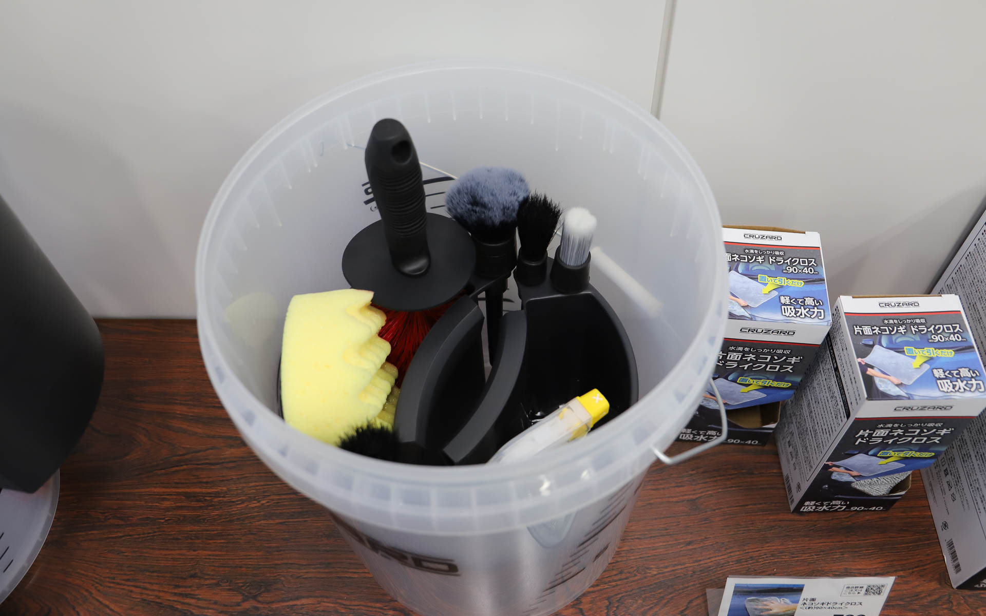 洗車バケツに引っかけられる洗車バケツポケット（798円）。推奨はCRUZARDの洗車用バケツ（20L）とのことだが、市販の洗車バケツにも取り付けできる場合がある。CRUZARDの洗車用バケツと合わせて使うと、バケツ内にポケットを2つ収納できる