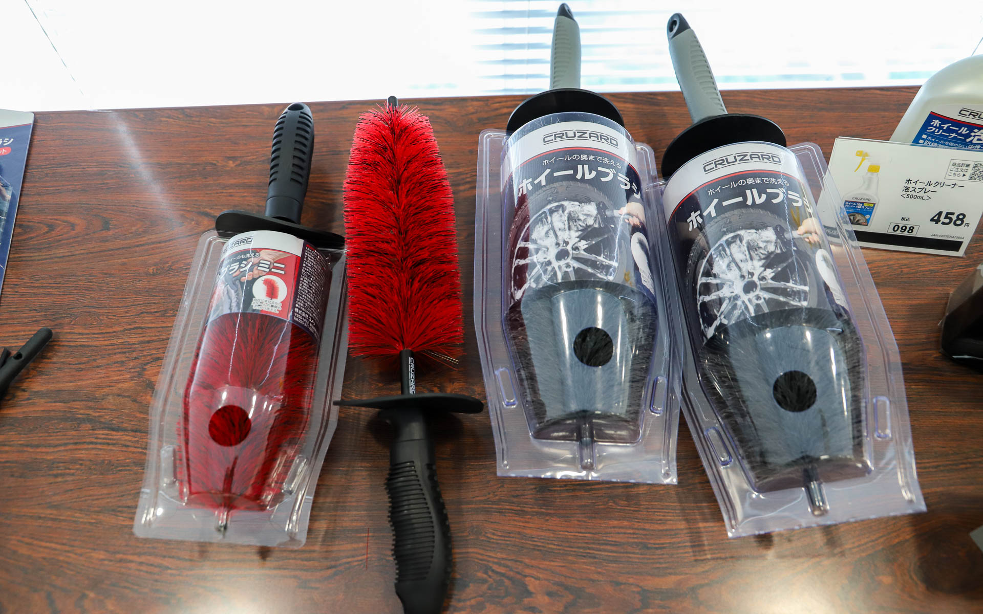 左が細いスポークも楽に洗えるホイールブラシミニ（798円）。右のすでに発売されているホイールブラシ（1280円）に比べてひとまわり小さい。折り曲げられるためホイールの裏側もスッキリ洗える