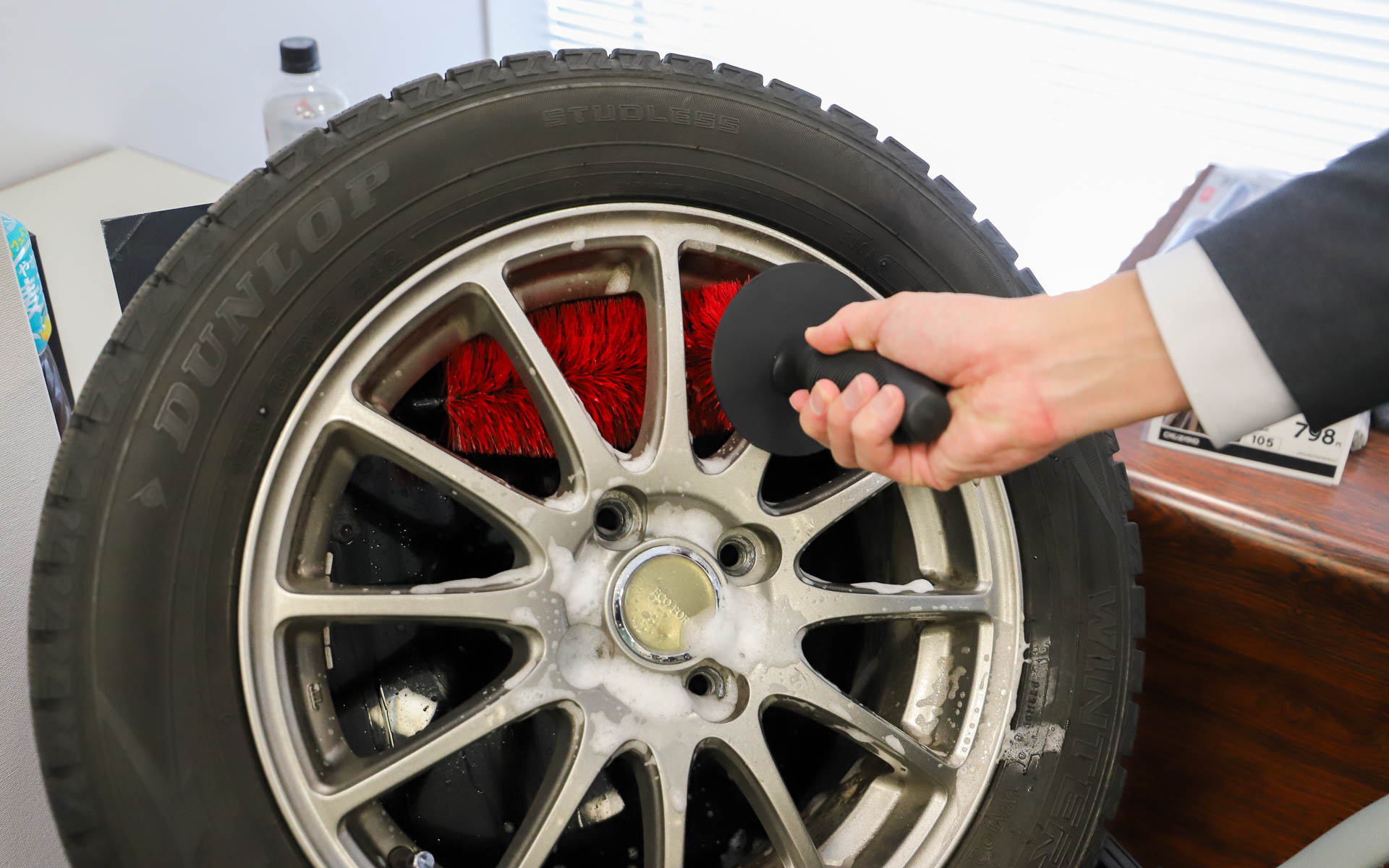 左が細いスポークも楽に洗えるホイールブラシミニ（798円）。右のすでに発売されているホイールブラシ（1280円）に比べてひとまわり小さい。折り曲げられるためホイールの裏側もスッキリ洗える