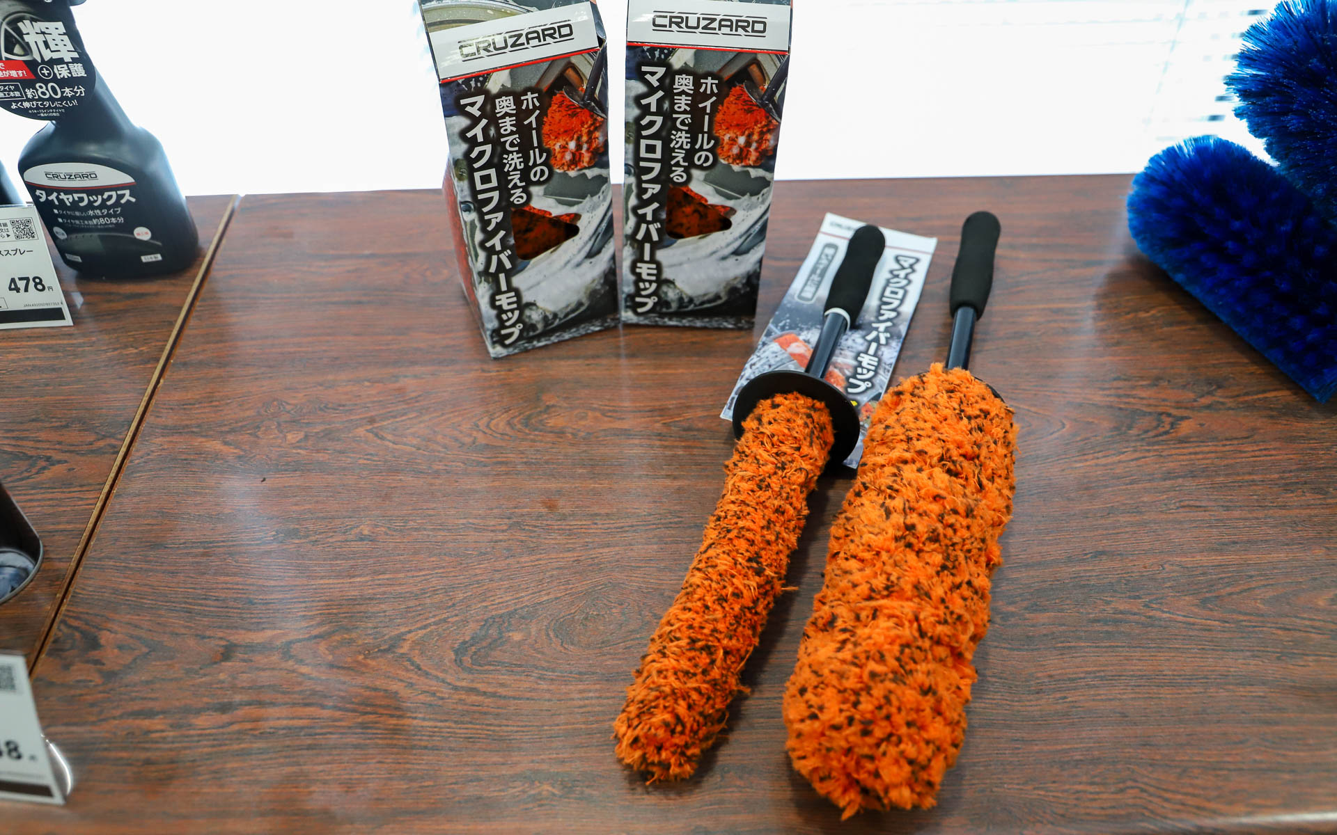 新商品のマイクロファイバーモップスリム（左/798円）と、現在販売中のマイクロファイバーモップ（右/998円）。マイクロファイバーなので洗剤をたっぷり保持しながら、汚れをしっかりキャッチ。こちらも折り曲げてホイールの裏側を洗える