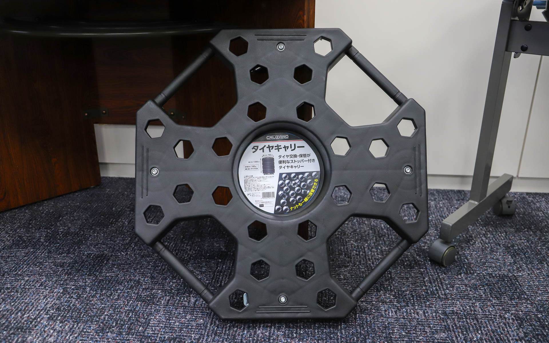 ナットも収納できるタイヤキャリー（2980円）