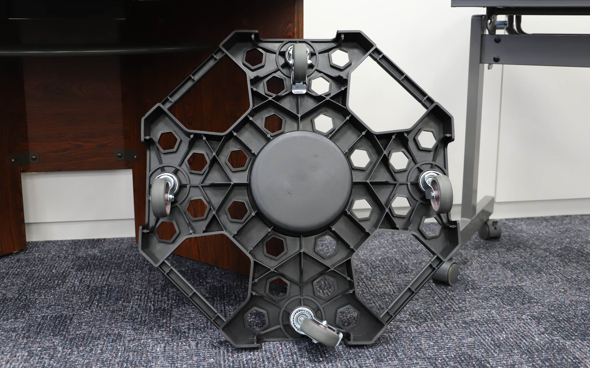 キャスターが付いているので簡単に移動でき、2か所にストッパーが付いているので楽に固定できる