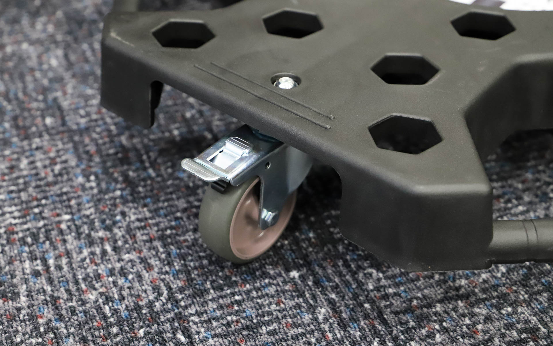 キャスターが付いているので簡単に移動でき、2か所にストッパーが付いているので楽に固定できる