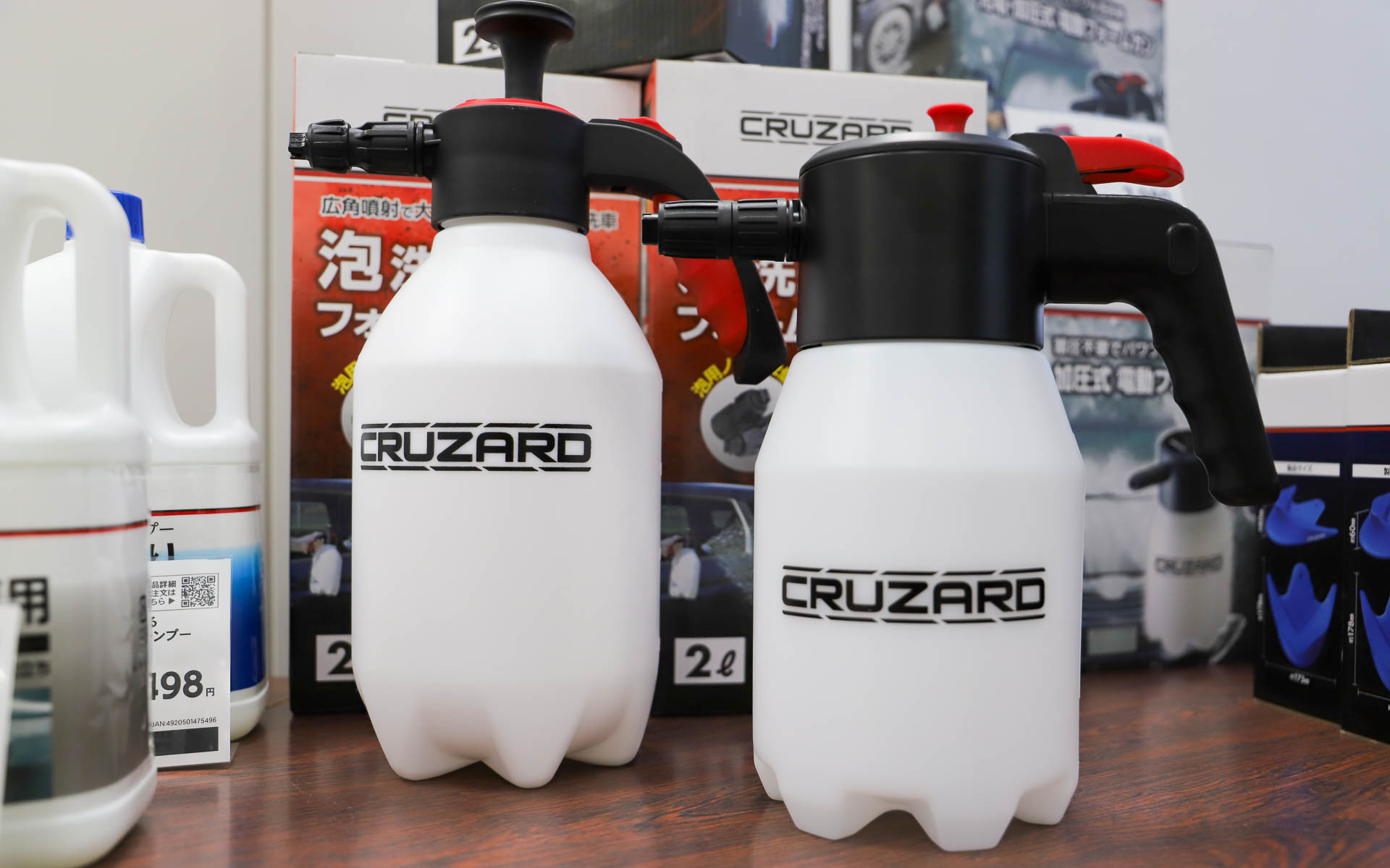 専用シャンプーを使うことでもこもこの泡が作れる泡洗車用フォームガン（左/1480円）と、充電・加圧式電動フォームガン（右/2980円）