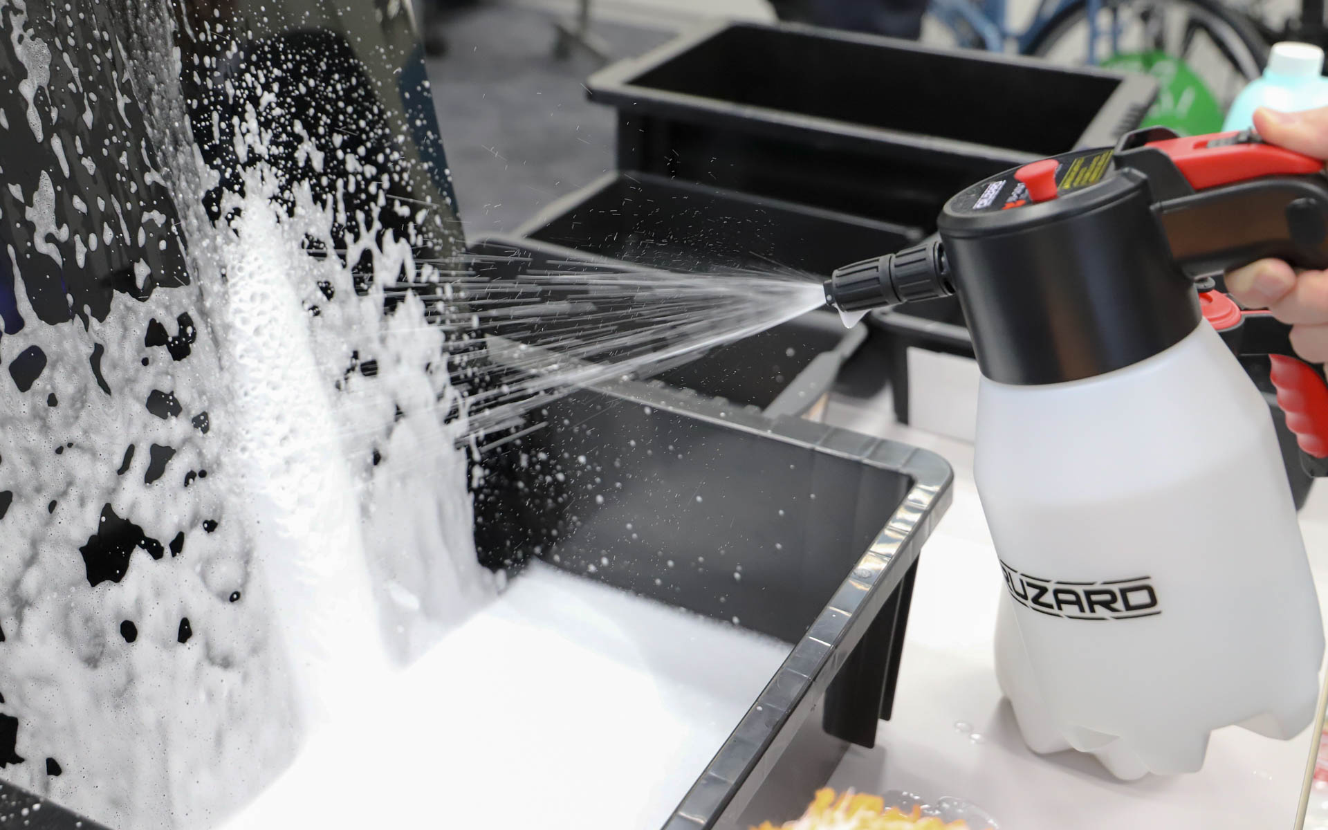 スイッチを押すだけで、へたれにくいもこもこの泡が出る。電動フォームガンと比べると、手動で加圧するタイプの方が価格が安いからか人気があるという