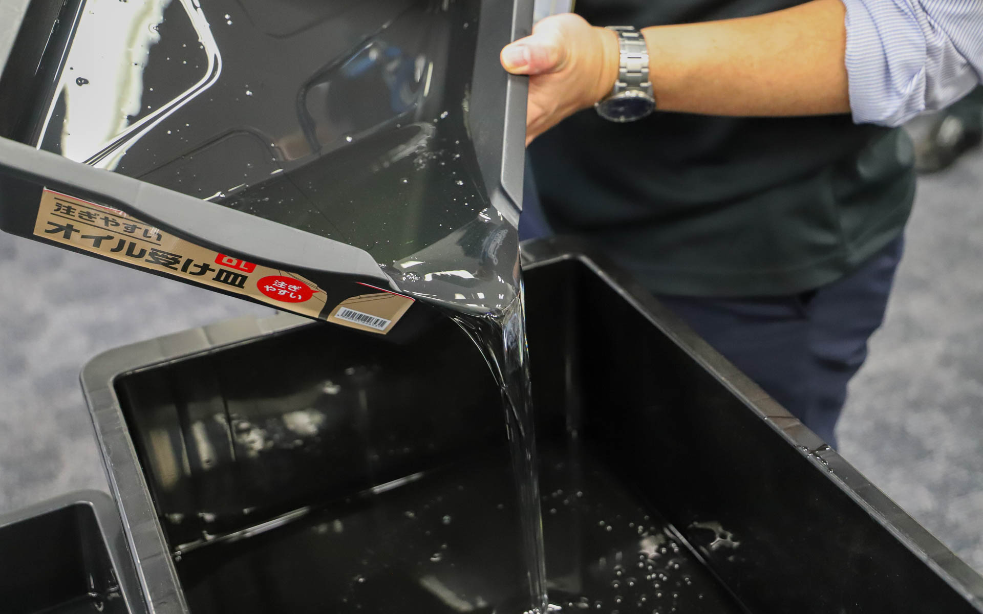 注ぎ口を広くすることでオイルをあふれづらくして、作業性を高めたオイル受け皿（8L/798円）