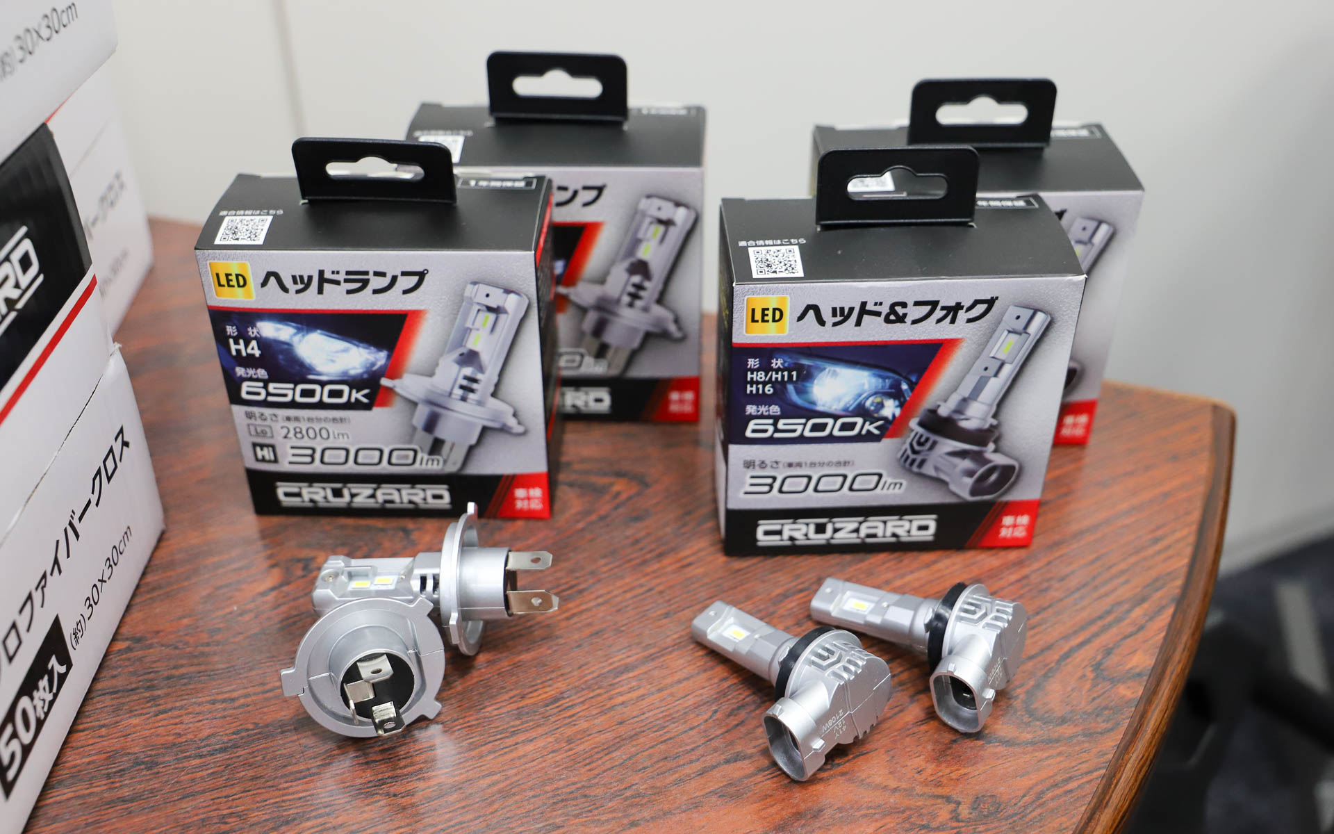 LEDヘッドバルブ（左/3980円）、LEDヘッド＆フォグ（右/3980円）も販売中