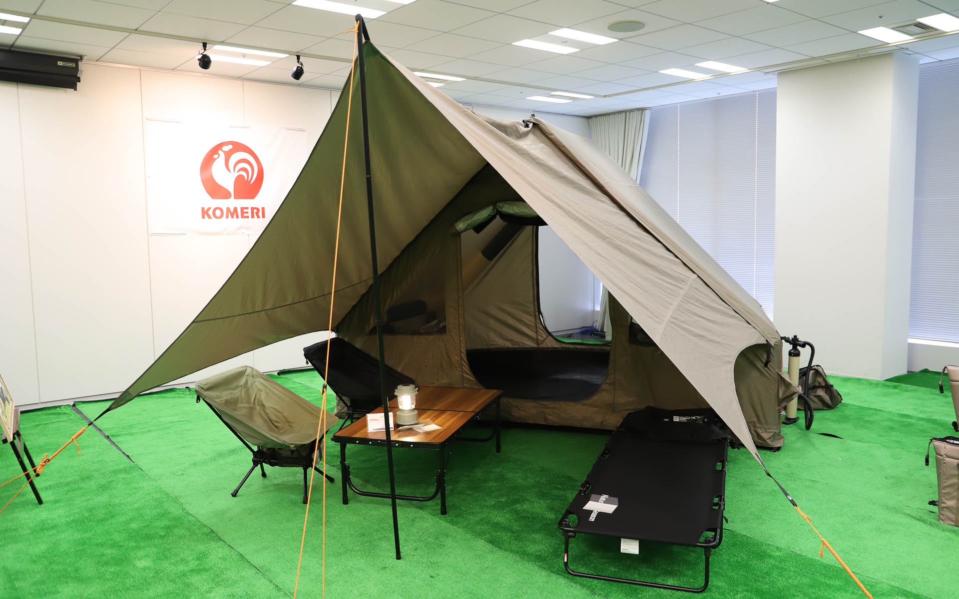 金属のフレームを用いず、空気だけで設営できるエアーフレームテントセット（4万9800円）。4月中旬発売予定。4～5人用のファミリーサイズで、収納バッグと空気入れがセットになる。設営にかかる時間は約1分30秒、ポンプを押す回数は150回ほど。撤収にかかる時間は空気を抜くだけなので約3秒とのこと