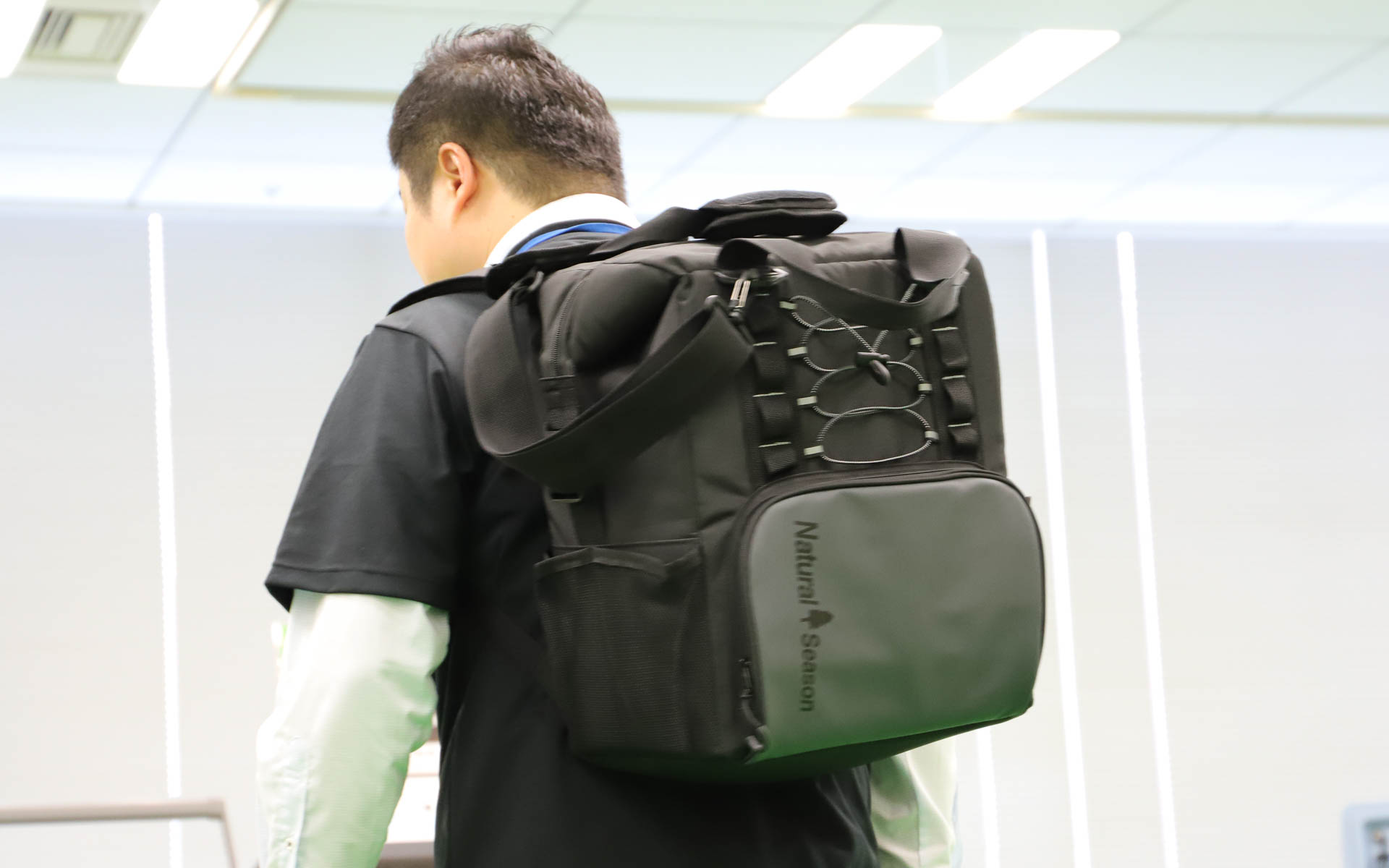 タフクーラーバックパック（25L/4980円）。3月中旬発売予定。底と側面に20mmの極厚ウレタンを採用し、長時間の保冷が可能。軽くて持ち運びしやすく、バックパックとして背負うこともできる