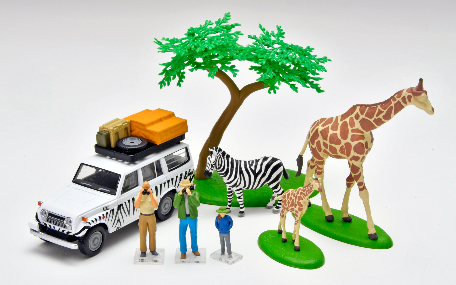 28a サファリ1の内容物は、車両本体（トヨタ・ランドクルーザーFJ56V）×1、キリン（親）、キリン（仔）、シマウマ、ツアーガイド、観光客（親）、観光客（子）、収納ボックス、スペアタイヤ、ジェリカン、アカシアの木