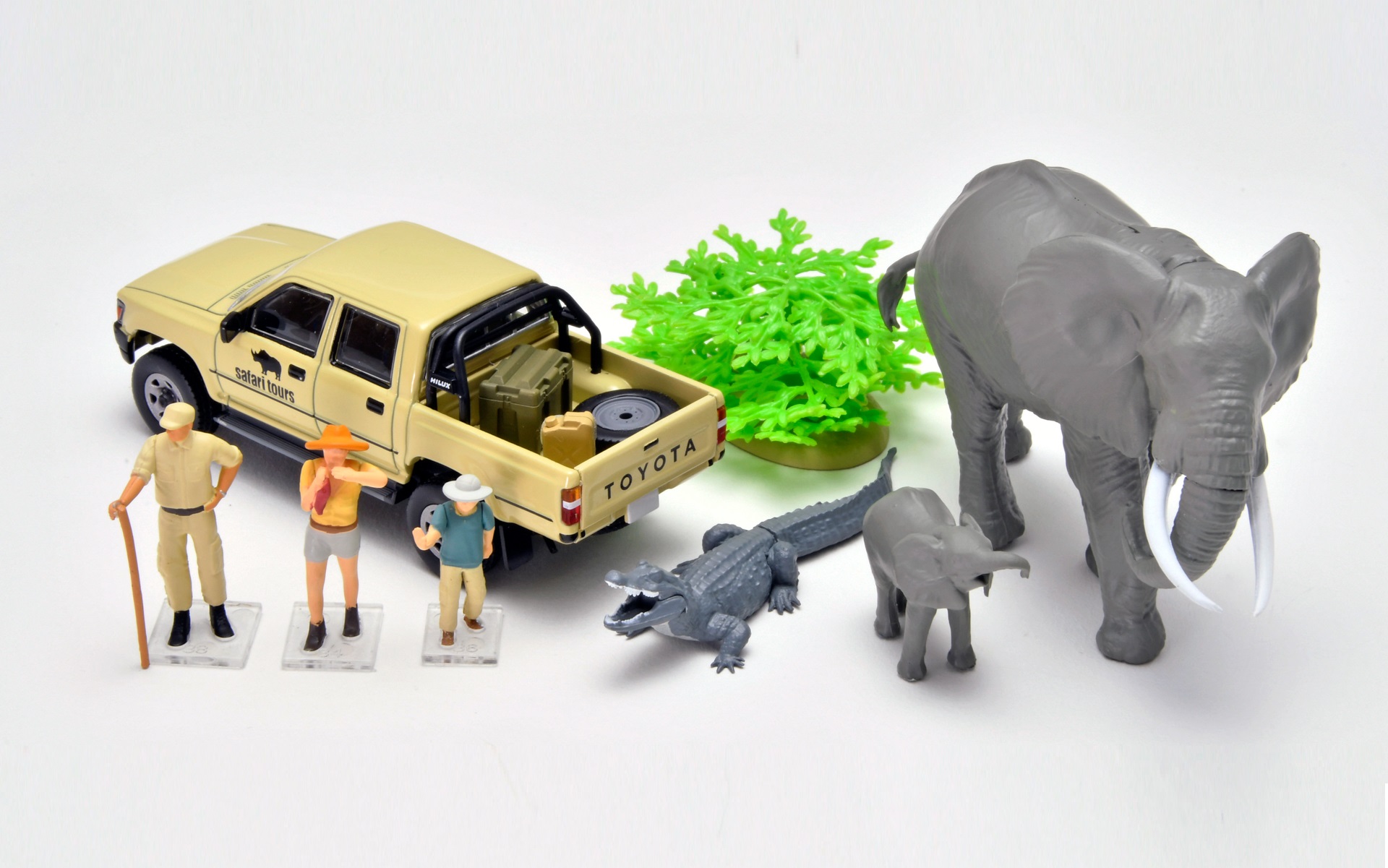 29a サファリ2の内容物は、車両本体（トヨタ・ハイラックス）×1、ゾウ（親）、ゾウ（仔）、ワニ、ツアーガイド、観光客（親）、観光客（子）、収納ボックス、スペアタイヤ、ジェリカン、低木