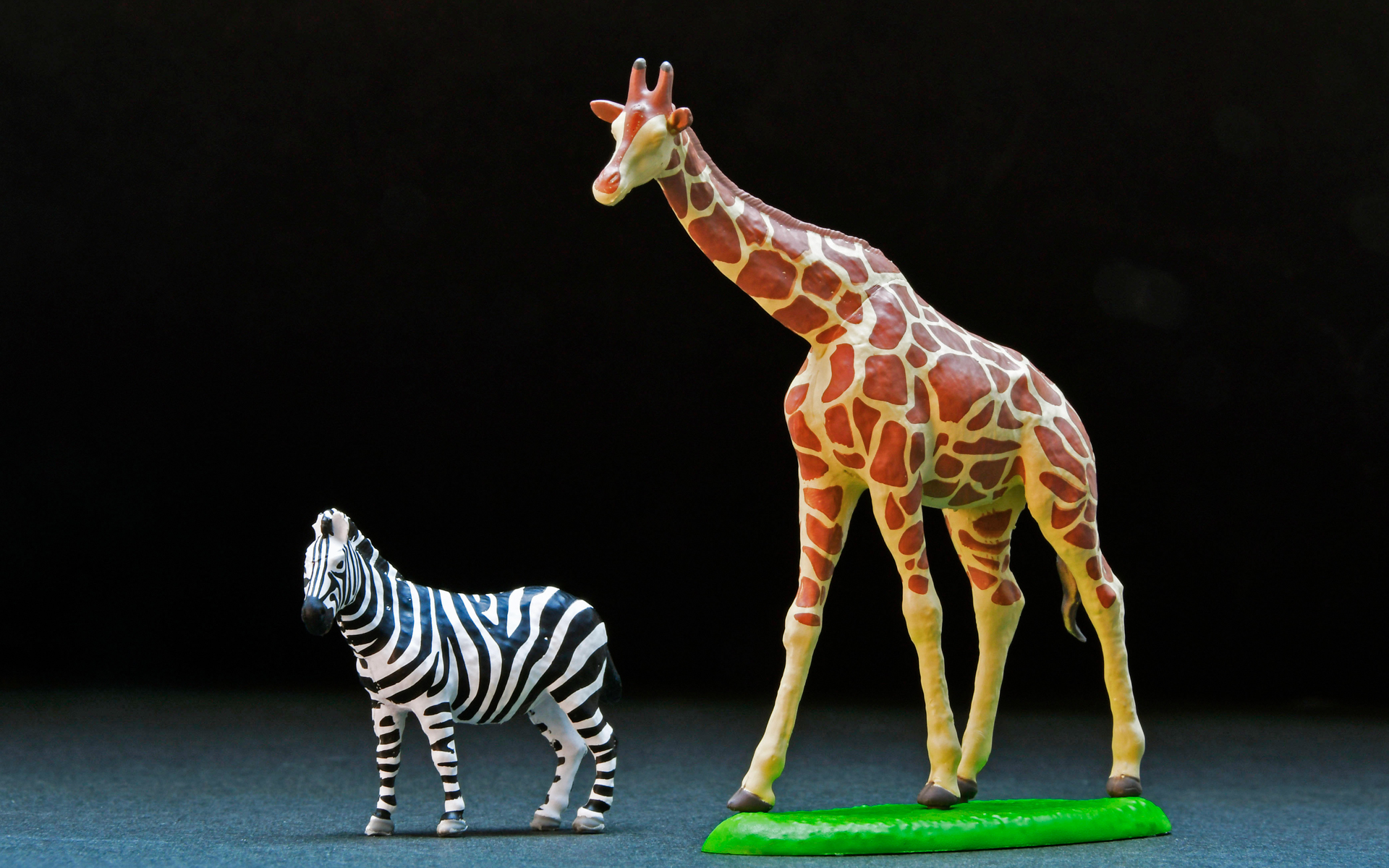 海洋堂の動物フィギュア造形の巨匠である松村しのぶ氏による監修で、縮小化してもリアルな造形を再現