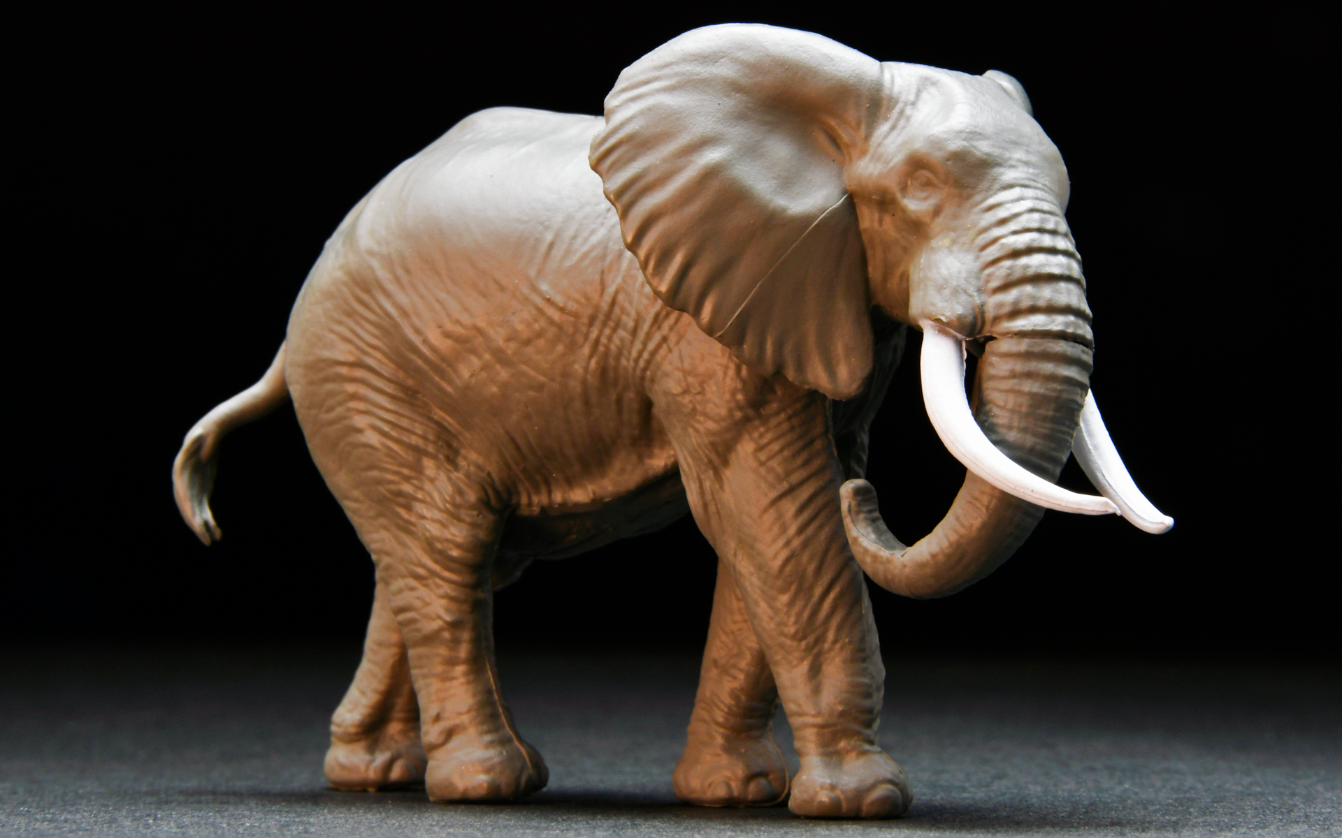 海洋堂の動物フィギュア造形の巨匠である松村しのぶ氏による監修で、縮小化してもリアルな造形を再現