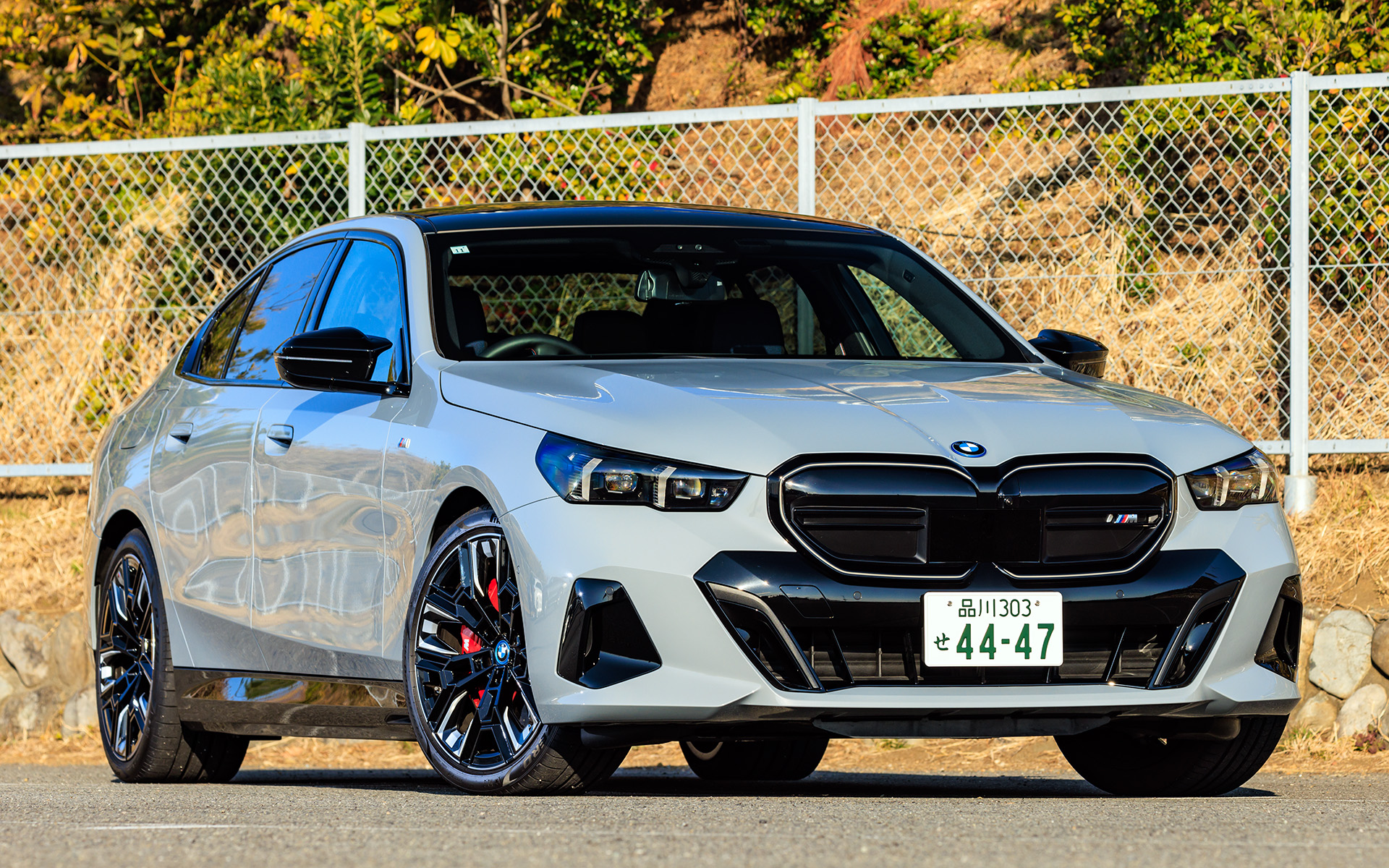 i5 M60 xDriveのボディサイズは5060×1900×1505mm（全長×全幅×全高）、ホイールベースは2995mm、車両重量は2360kg。試乗車のボディカラーはケープ・ヨーク・グリーン（メタリック）