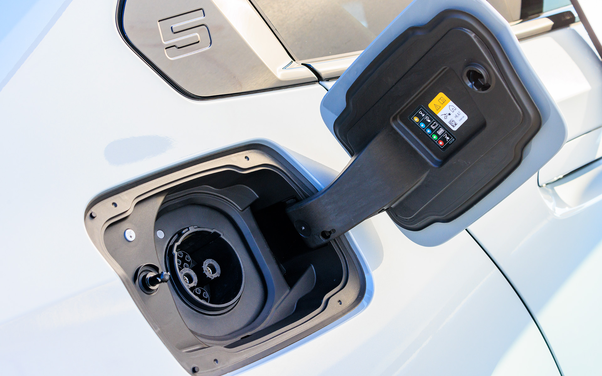 急速充電（CHAdeMO）ポートは右側後方に配置